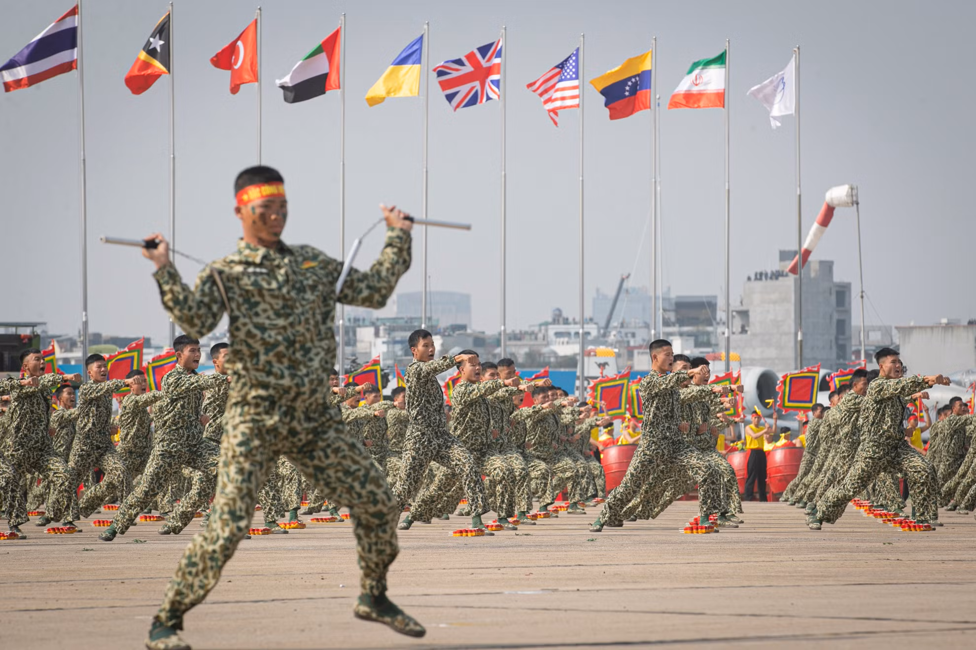 Trong khuôn khổ Lễ khai mạc Triển lãm Quốc phòng quốc tế Việt Nam 2024, chương trình nghệ thuật lễ khai mạc triển lãm có chủ đề "Việt Nam - Hòa bình, hợp tác, cùng phát triển" với 2.000 cán bộ, chiến sĩ Quân đội nhân dân Việt Nam biểu diễn đã gây ấn tượng mạnh với khán giả và các vị đại biểu.