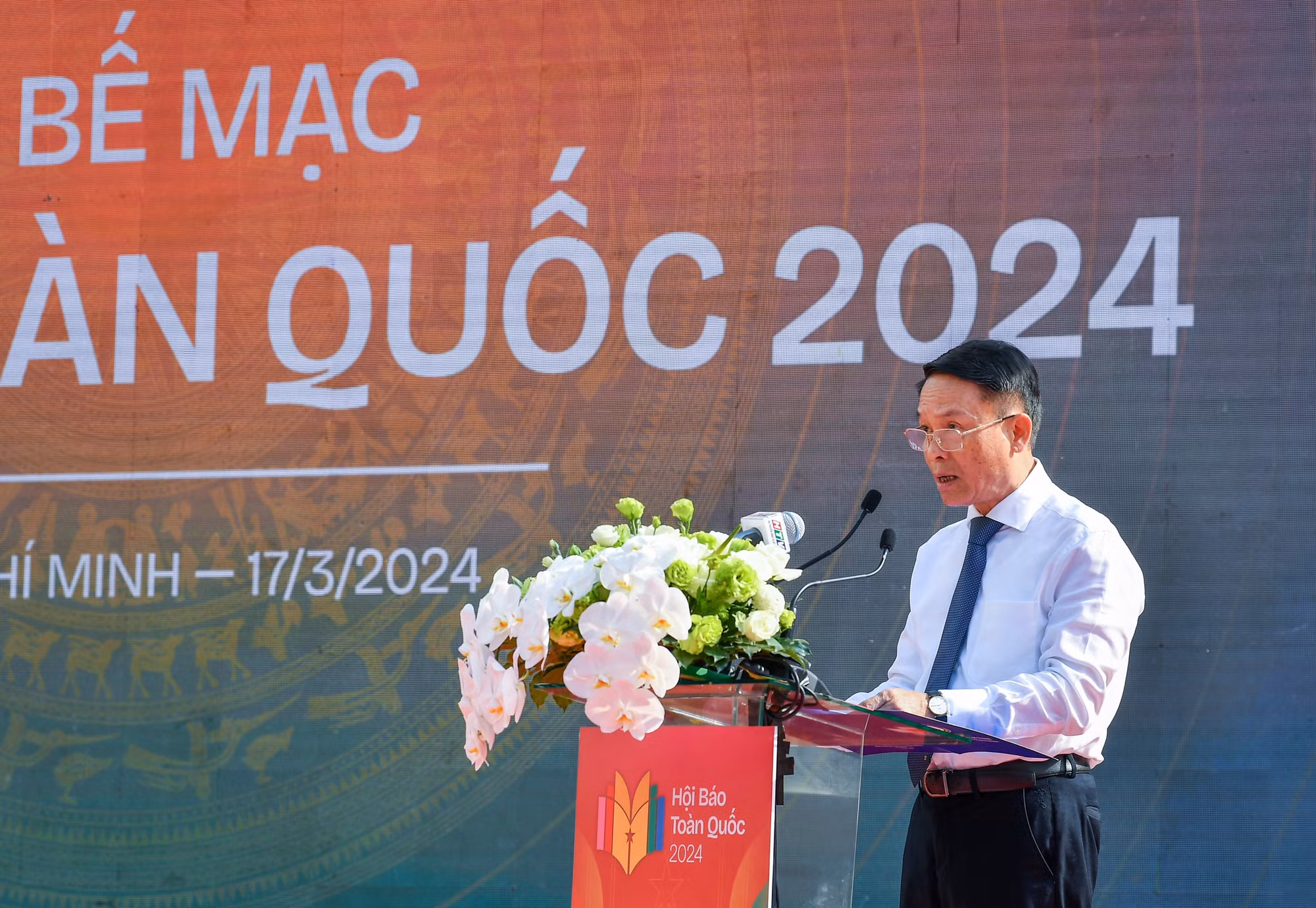 Đồng chí Nguyễn Đức Lợi, Phó Chủ tịch Thường trực Hội Nhà báo Việt Nam phát biểu tổng kết các hoạt động tại Hội Báo toàn quốc năm 2024.