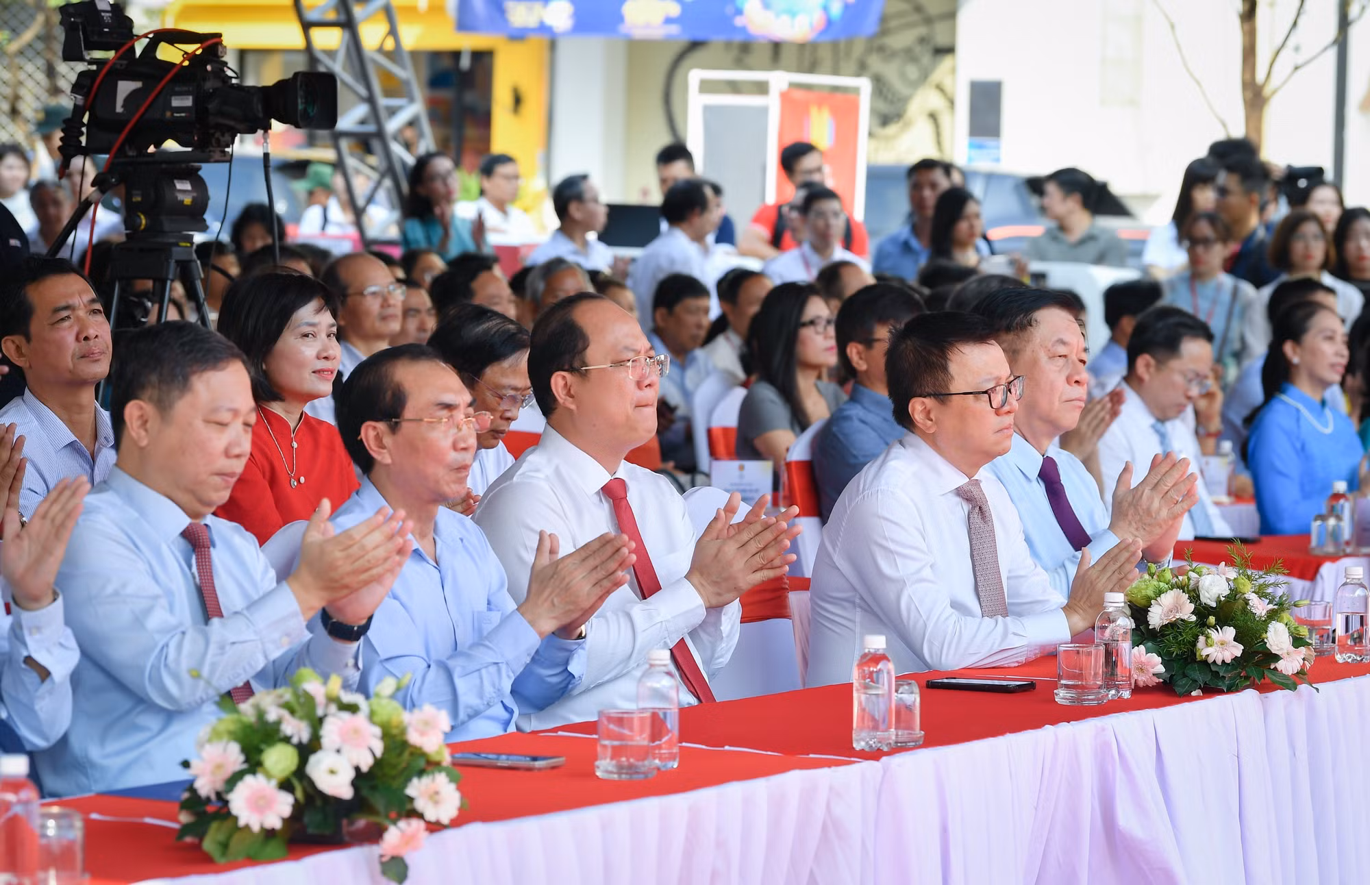 Các đại biểu tham dự lễ bế mạc.