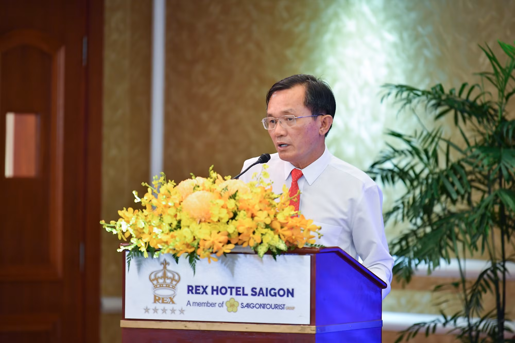 Nhà báo Nguyễn Đức Hiển phát biểu đề dẫn phiên tọa đàm.