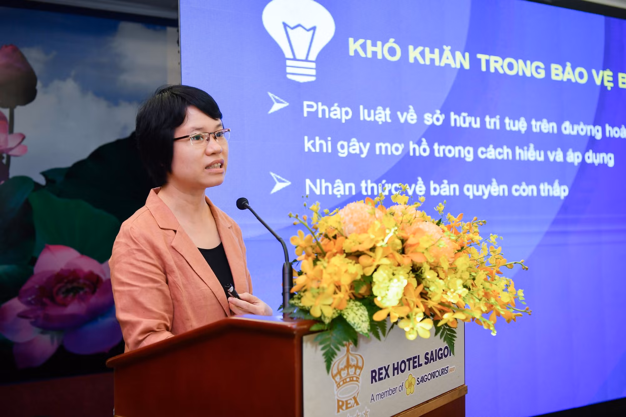 Trong khi đó, bà Huỳnh Thị Hoàng Lan, Phó trưởng ban Ca nhạc Đài truyền hình Thành phố Hồ Chí Minh thẳng thắn cho rằng, hiện nay pháp luật về sở hữu trí tuệ vẫn trên đường hoàn thiện, chưa có quy định chi tiết nên "đôi khi gây mơ hồ trong cách hiểu và áp dụng". Do đó, bà Lan kiến nghị các cơ quan quản lý Nhà nước cần tiếp tục cụ thể hóa các quy định về sở hữu trí tuệ, tạo cơ sở cho việc thực thi bản quyền trên hạ tầng truyền hình và hạ tầng số; bảo đảm quyền lợi cho các cơ quan báo chí trong khi thực hiện nhiệm vụ chính trị. Trong khi đó, bà Huỳnh Thị Hoàng Lan, Phó trưởng ban Ca nhạc Đài truyền hình Thành phố Hồ Chí Minh thẳng thắn cho rằng, hiện nay pháp luật về sở hữu trí tuệ vẫn trên đường hoàn thiện, chưa có quy định chi tiết nên "đôi khi gây mơ hồ trong cách hiểu và áp dụng". Do đó, bà Lan kiến nghị các cơ quan quản lý Nhà nước cần tiếp tục cụ thể hóa các quy định về sở hữu trí tuệ, tạo cơ sở cho việc thực thi bản quyền trên hạ tầng truyền hình và hạ tầng số; bảo đảm quyền lợi cho các cơ quan báo chí trong khi thực hiện nhiệm vụ chính trị.