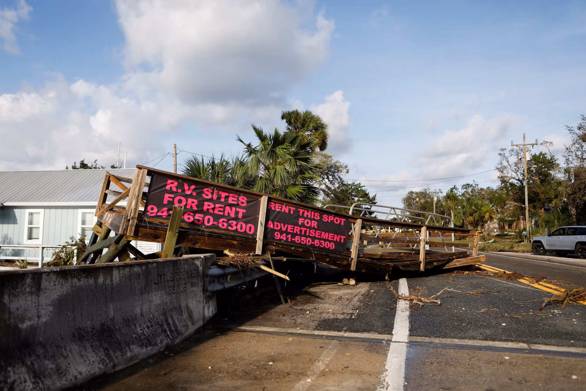 Bão đã khiến cho nhiều công trình tại bang Florida bị hư hại nặng nề. (Ảnh: REUTERS)