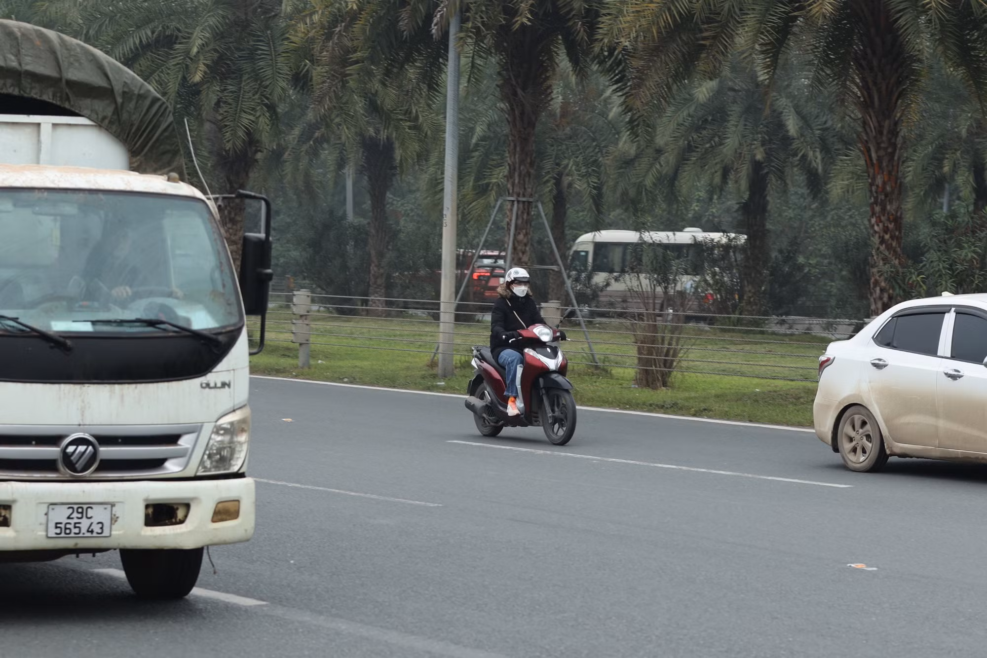 [Ảnh] Hàng loạt xe máy ngang nhiên đi vào Đại lộ Thăng Long ảnh 8