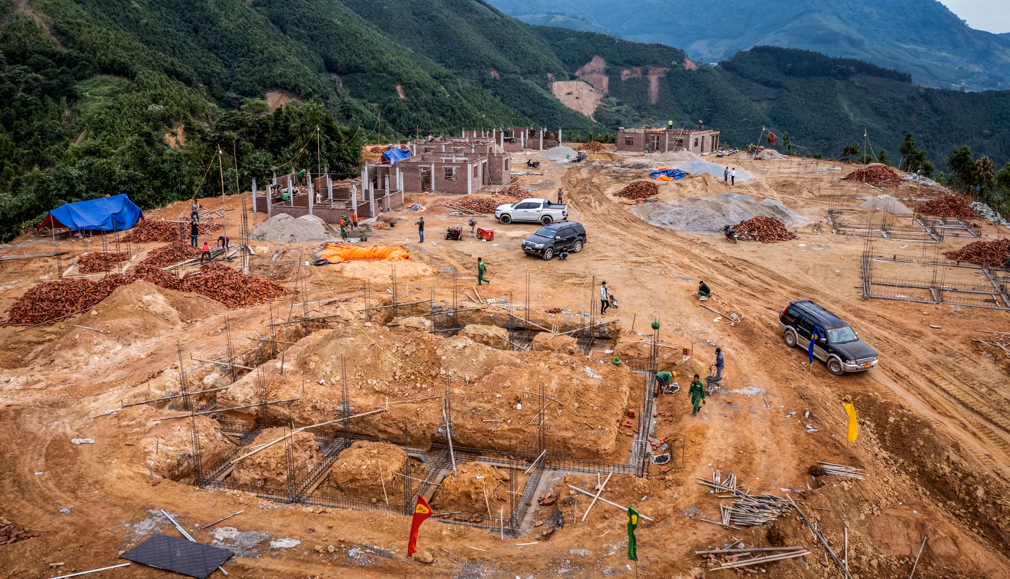 "Nhà mới" nằm trên một đỉnh đồi bằng phẳng. Phía trên không còn những vách đất cao chót vót, đồng nghĩa, nguy cơ sạt lở, trôi đất xuống bản làng tương lai gần như bằng 0.