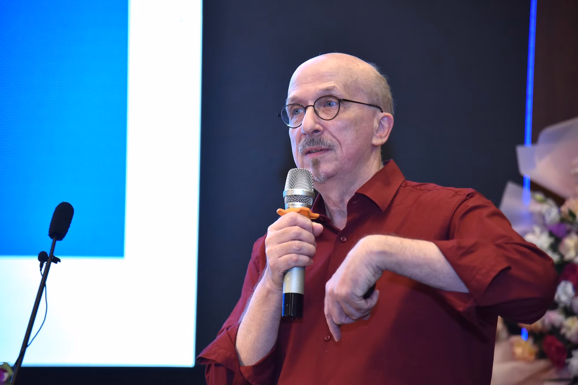 Giáo sư, Tiến sĩ Detlef Werner Briesen (Đại học Giesen, CHLB Đức) trình bày tham luận Phương tiện truyền thông in ấn ở Đức và chuyển đổi số. Giáo sư, Tiến sĩ Detlef Werner Briesen (Đại học Giesen, CHLB Đức) trình bày tham luận Phương tiện truyền thông in ấn ở Đức và chuyển đổi số.