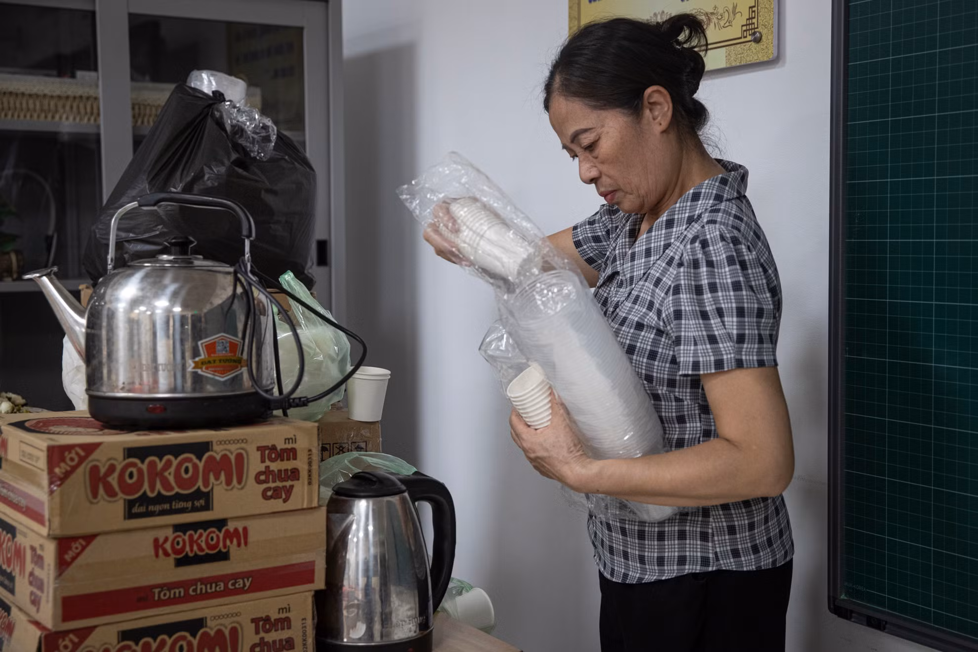 Mỳ tôm, nước uống được bố trí sẵn tại nơi tạm cư tránh bão.