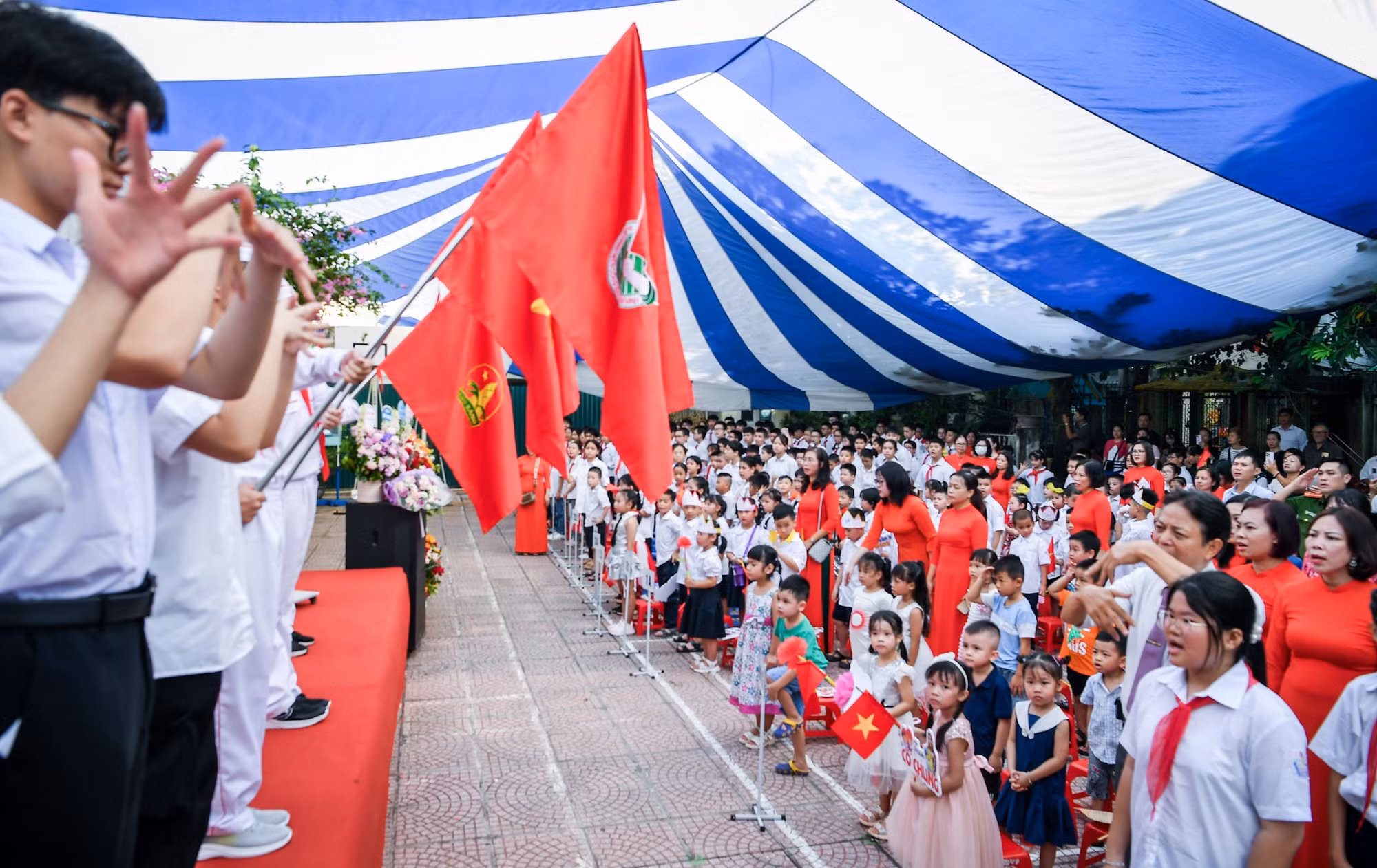 Theo các thầy cô, tập hát quốc ca tập thể bằng ngôn ngữ cử chỉ cho học sinh khiếm thính khó như tập múa, bởi yêu cầu động tác của các em phải đồng đều. Để hát được chính thức, nhà trường đã phải tập cho các em trong nhiều tuần. Theo các thầy cô, tập hát quốc ca tập thể bằng ngôn ngữ cử chỉ cho học sinh khiếm thính khó như tập múa, bởi yêu cầu động tác của các em phải đồng đều. Để hát được chính thức, nhà trường đã phải tập cho các em trong nhiều tuần.