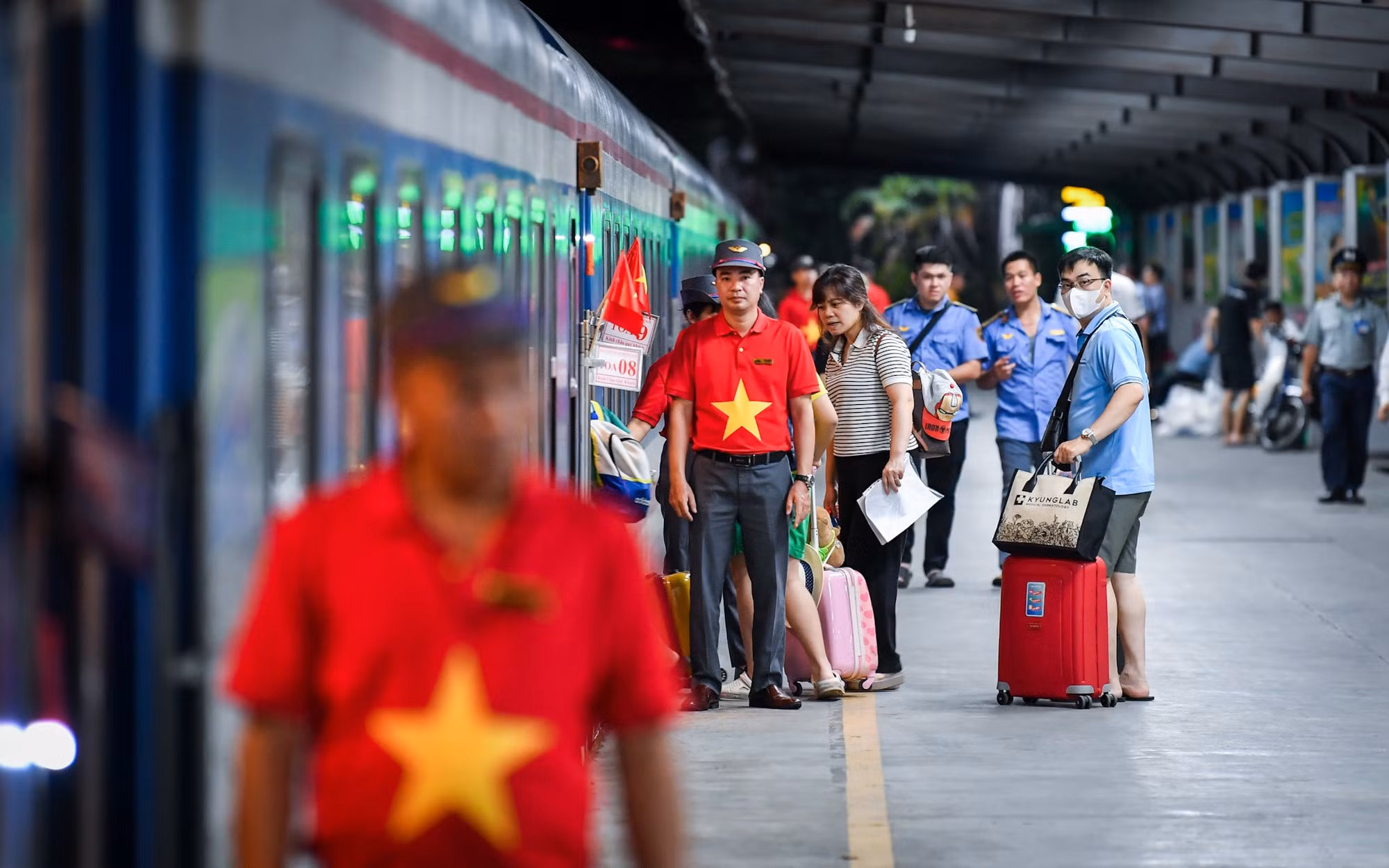 Tối 30/8, những hành khách đi trên 2 chuyến tàu mang số hiệu SE3 và SE19 xuất phát từ ga Hà Nội đã vô cùng bất ngờ khi toàn bộ cán bộ, nhân viên phục vụ trên toa đều khoác trên mình chiếc áo mang màu cờ Tổ quốc.