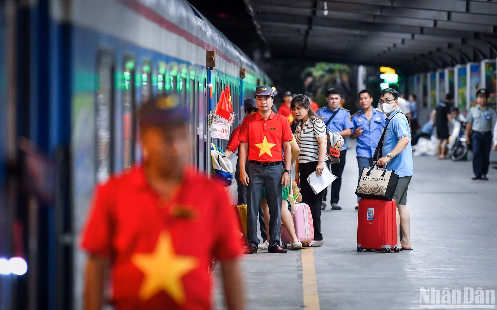 Những đoàn tàu “đặc biệt” lan tỏa màu cờ Tổ quốc