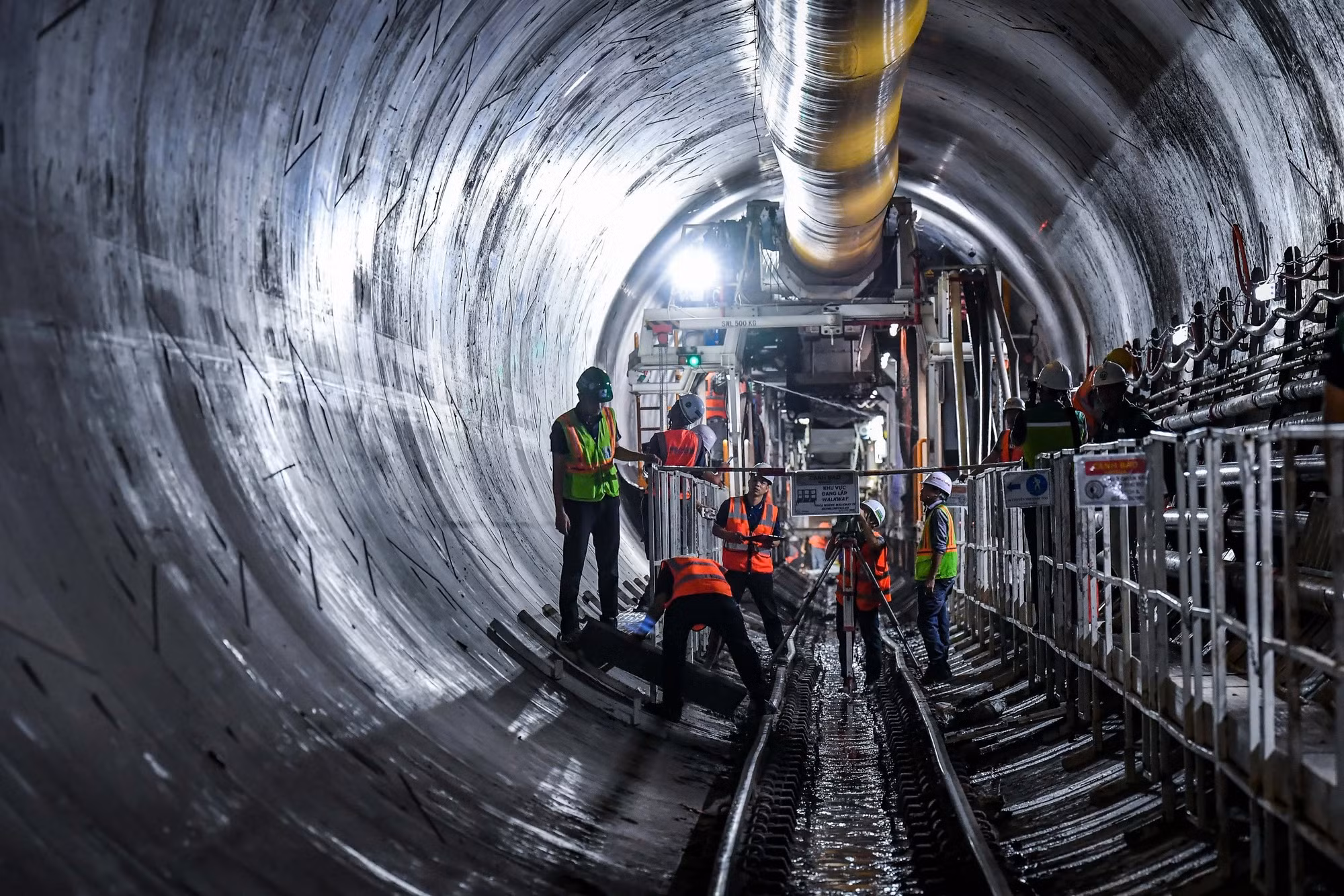 Sau khi TBM Thần Tốc... mở đường, những mét hầm metro đầu tiên đã được hình thành.