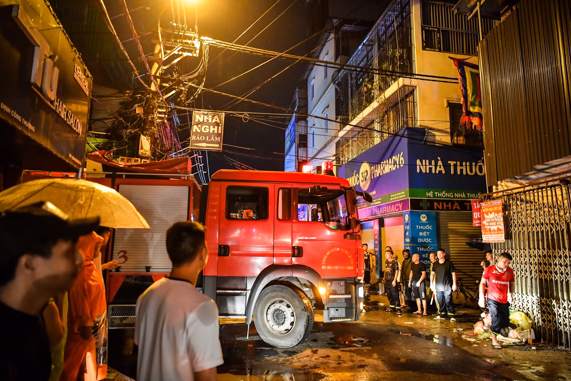 Tới hơn 23 giờ, xe cứu hỏa mới bắt đầu rời hiện trường, kết thúc gần 5 giờ chữa cháy, tìm kiếm các nạn nhân mắc kẹt. Ở hiện trường, các lực lượng khác tiếp tục trắng đêm khám nghiệm để tìm ra nguyên nhân vụ cháy.