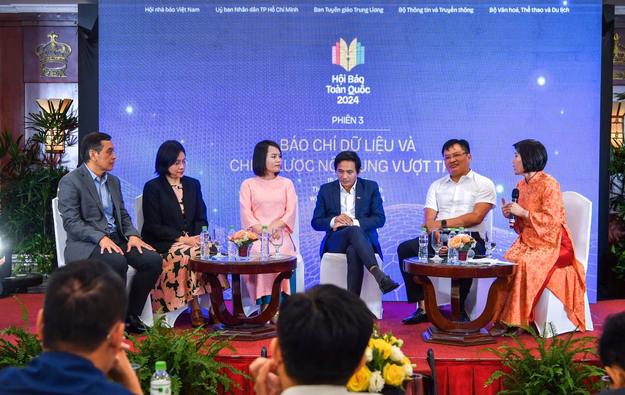 Tại phần hỏi đáp, các diễn giả tới từ Trung tâm Truyền thông tỉnh Quảng Ninh, Báo Nghệ An, Báo Nông nghiệp Việt Nam... đã chia sẻ kinh nghiệm của từng đơn vị trong việc phát triển báo chí dữ liệu và nội dung chất lượng cao, chuyên biệt. Tại phần hỏi đáp, các diễn giả tới từ Trung tâm Truyền thông tỉnh Quảng Ninh, Báo Nghệ An, Báo Nông nghiệp Việt Nam... đã chia sẻ kinh nghiệm của từng đơn vị trong việc phát triển báo chí dữ liệu và nội dung chất lượng cao, chuyên biệt.