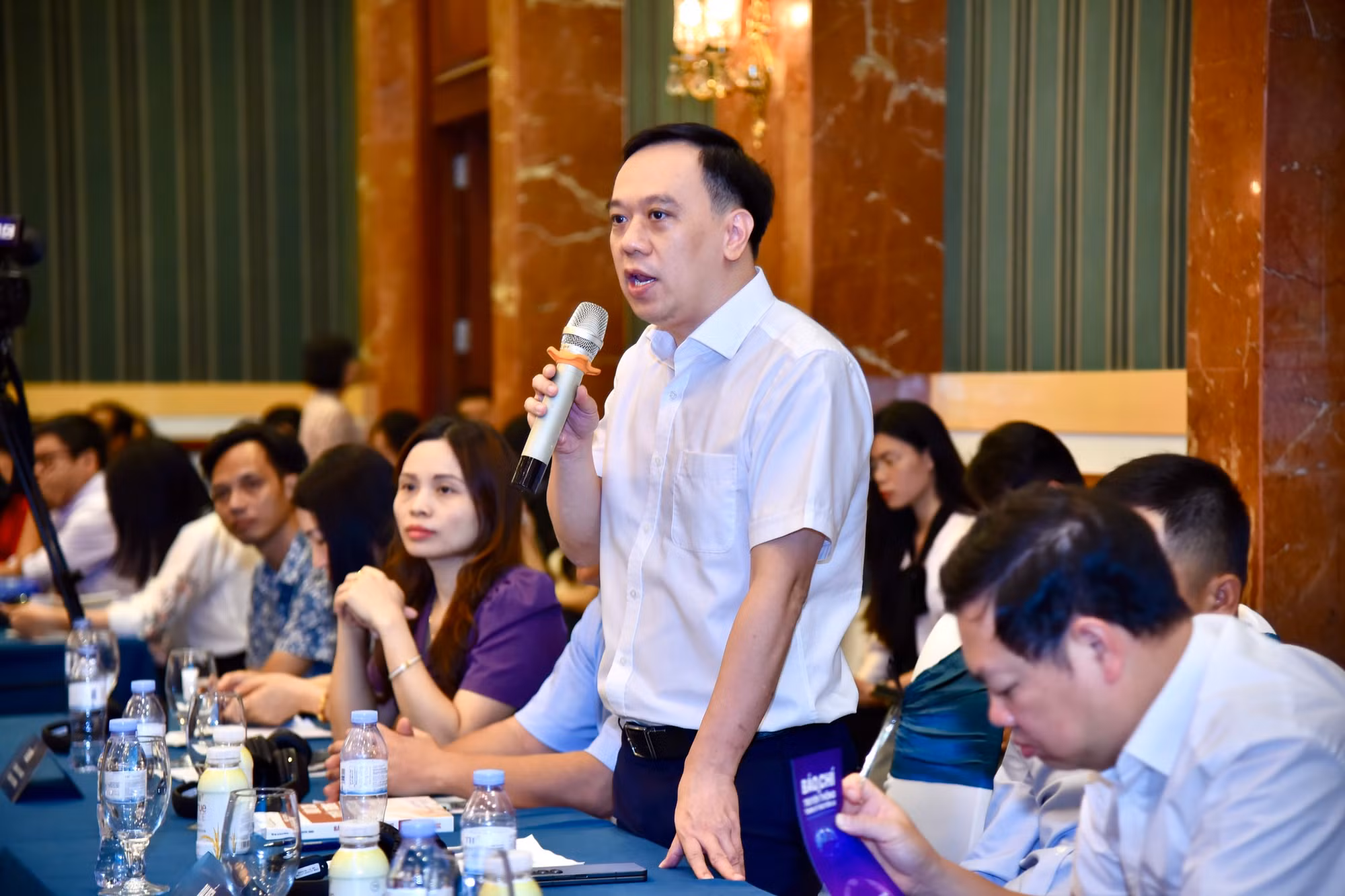 Nhà báo Ngô Việt Anh chia sẻ ý kiến tại hội thảo. Nhà báo Ngô Việt Anh chia sẻ ý kiến tại hội thảo.