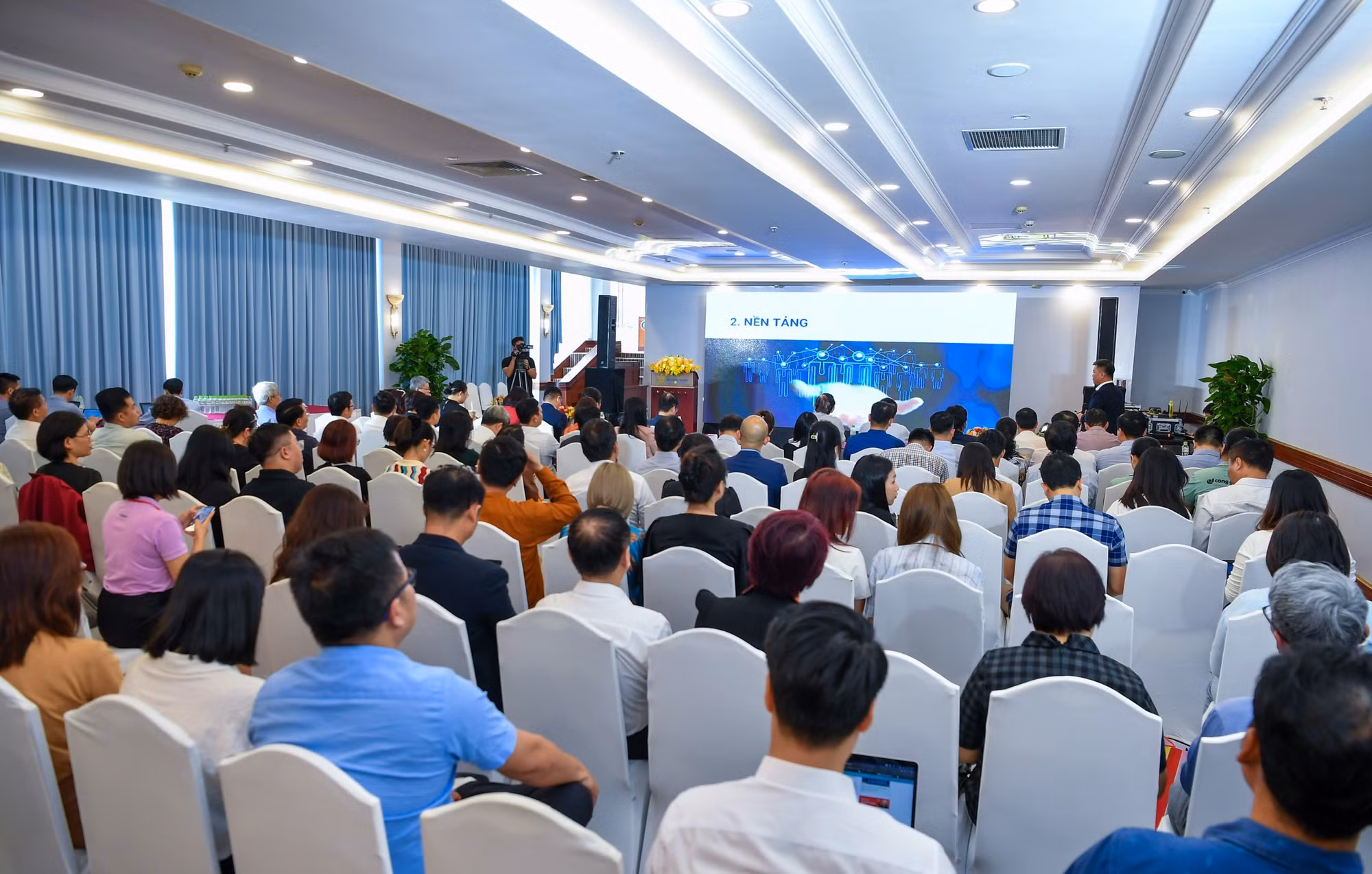 Quang cảnh phiên thảo luận. Quang cảnh phiên thảo luận.
