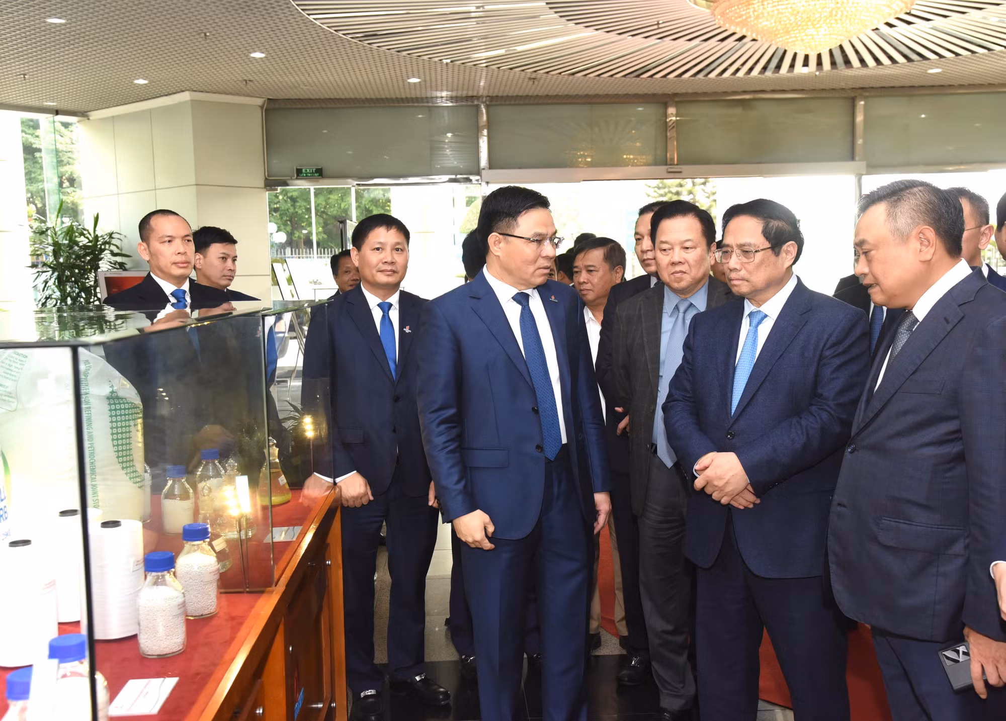 Thủ tướng Phạm Minh Chính tham quan trưng bày sản phẩm của ngành dầu khí. Thủ tướng Phạm Minh Chính tham quan trưng bày sản phẩm của ngành dầu khí.
