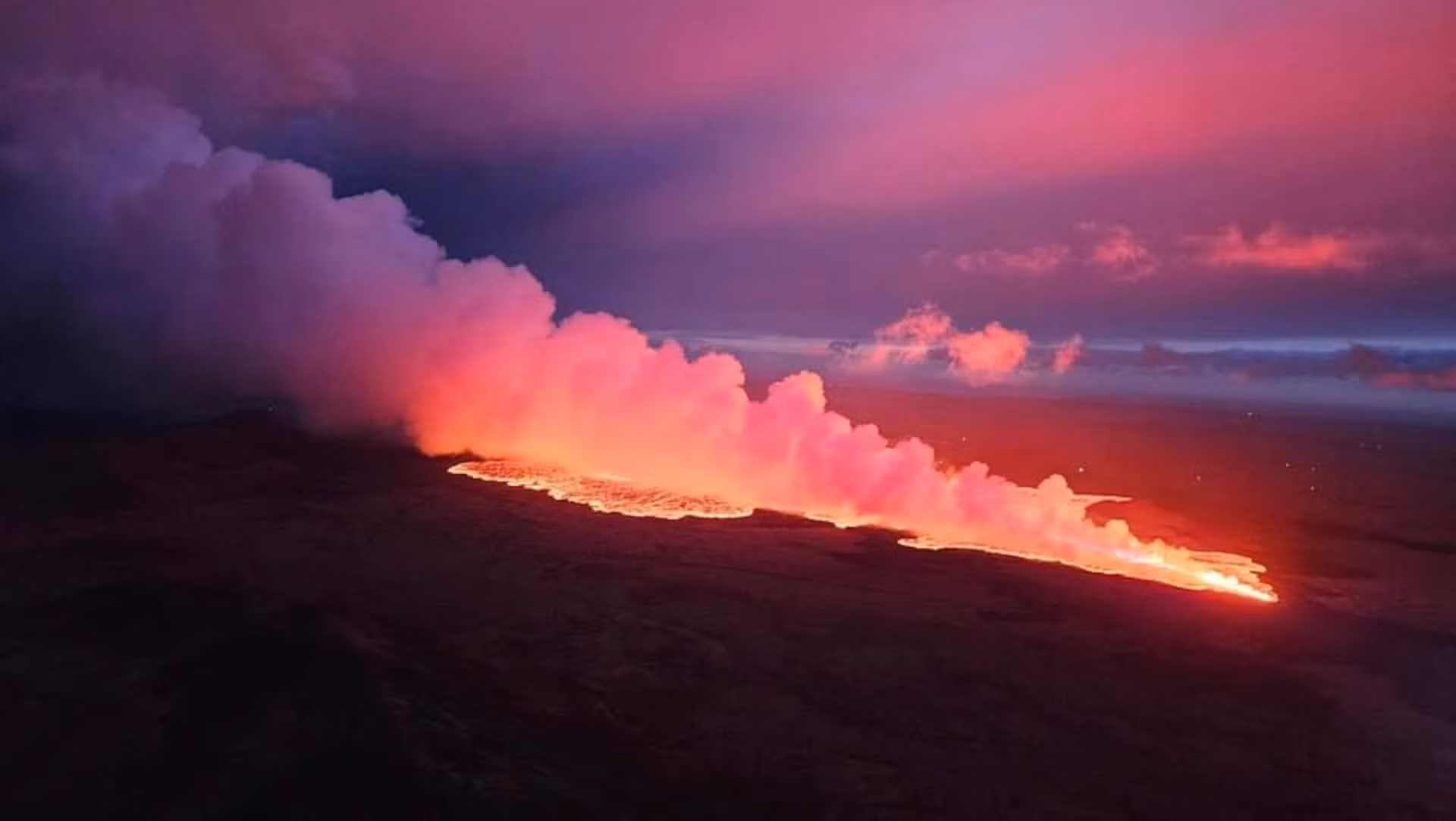 Một đợt phun trào núi lửa mới xảy ra trên Bán đảo Reykjanes ở tây nam Iceland. Đây là đợt phun trào núi lửa thứ 6 ở khu vực này kể từ tháng 12/2023. (Ảnh: Reuters)