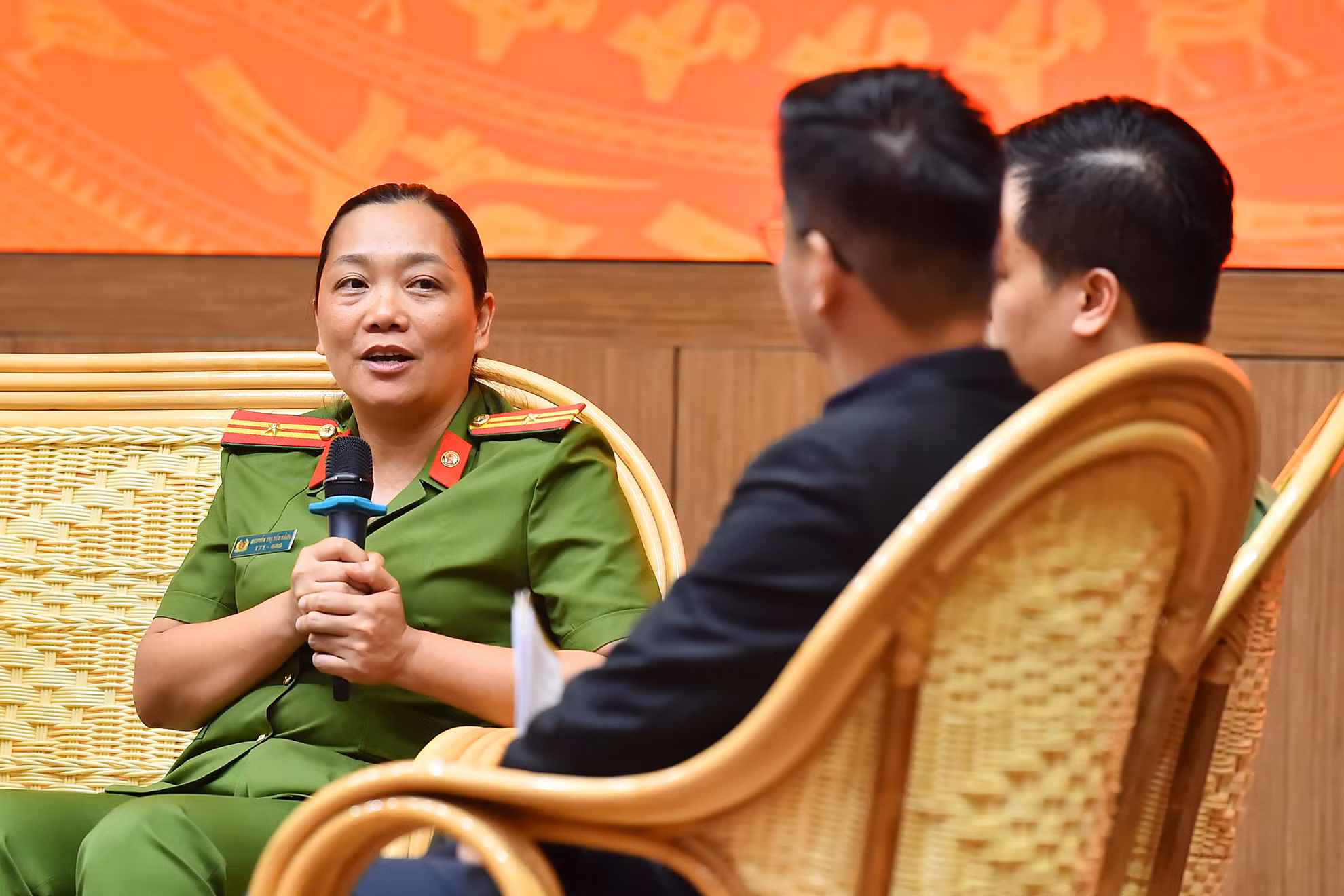 Thiếu tá Nguyễn Thị Yến Hằng (Công an xã Bình Thuận, huyện Đại Từ, tỉnh Thái Nguyên) chia sẻ tại buổi giao lưu.