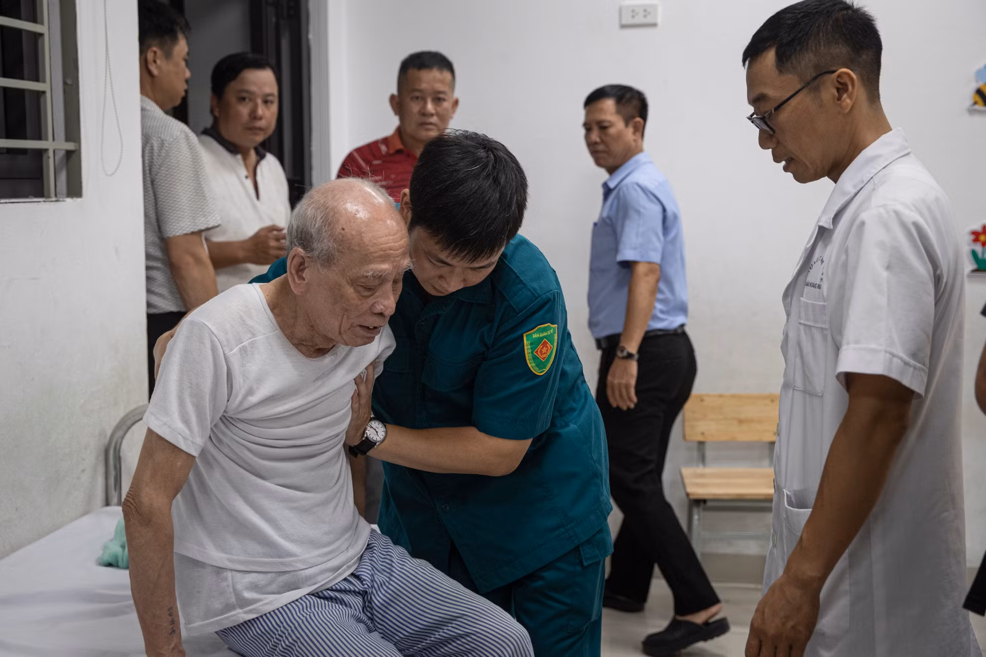 Vừa được bố trí chỗ ngủ trong một phòng học tại trường tiểu học Tân Mai, ông Nguyễn Hữu Vỵ, 86 tuổi thở phào. Ông cho hay, chiều nay, khi Hà Nội xuất hiện mưa dông lớn, ở trong căn hộ cũ tại chung cư A7, ông vô cùng lo lắng.