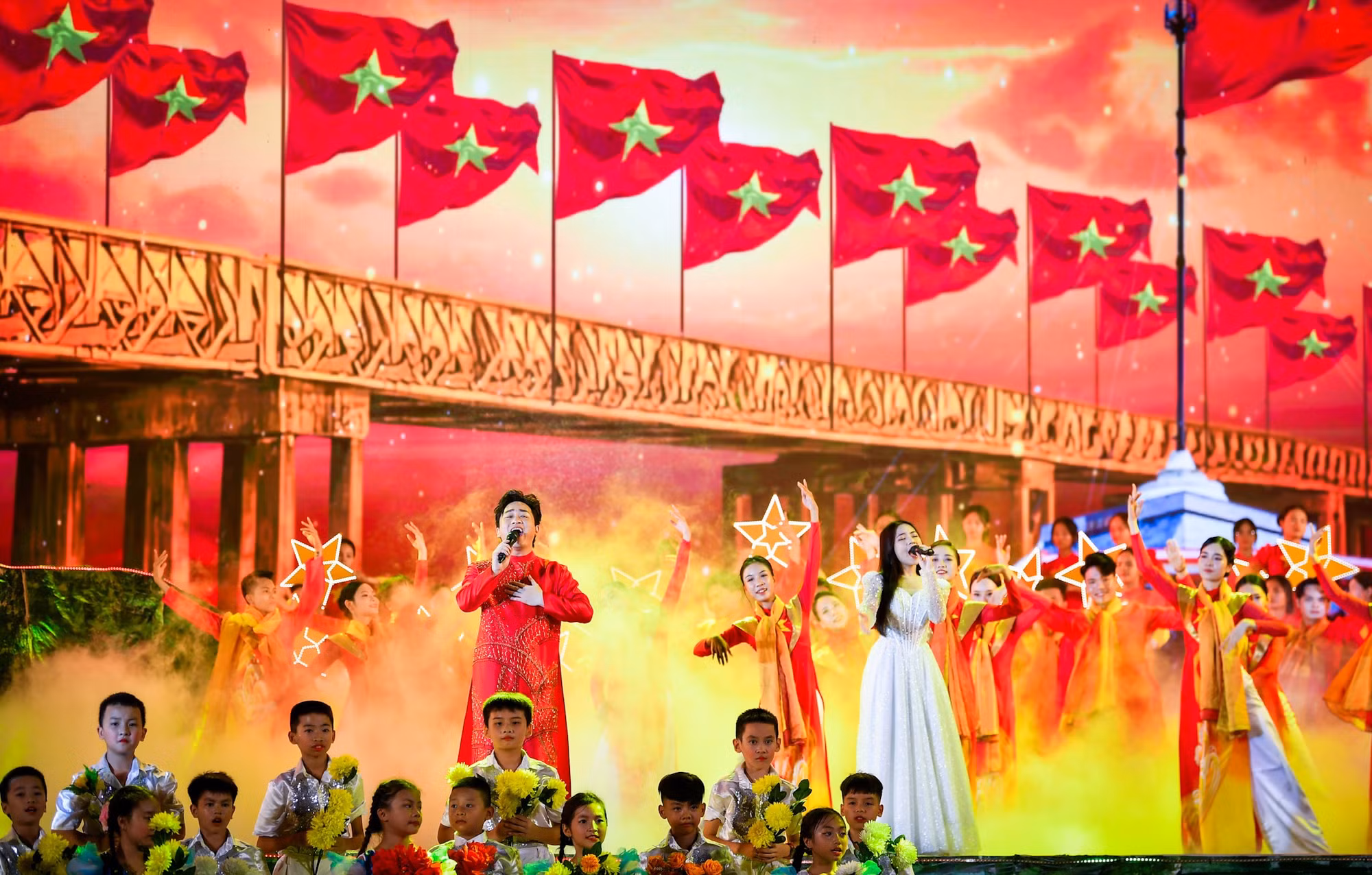 Tổ khúc Giai điệu Tổ quốc - Giai Điệu Tự Hào - Lá Cờ khép lại chương trình nghệ thuật chính luận Vĩ tuyến 17 - Khát vọng hòa bình. Tổ khúc Giai điệu Tổ quốc - Giai Điệu Tự Hào - Lá Cờ khép lại chương trình nghệ thuật chính luận Vĩ tuyến 17 - Khát vọng hòa bình.