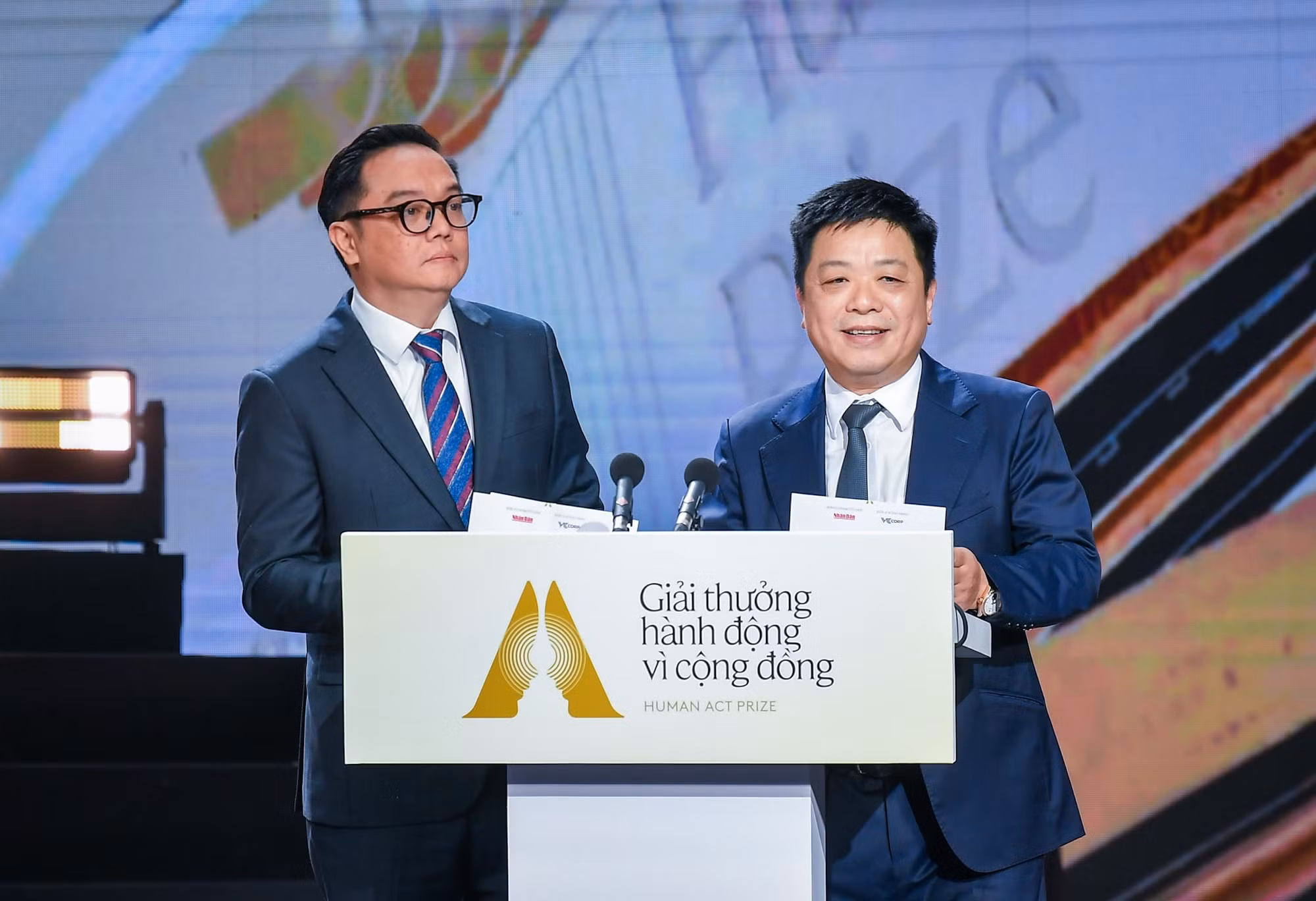 Đồng chí Quế Đình Nguyên, Phó Tổng Biên tập Báo Nhân Dân và ông Phạm Thái Lai, Giám đốc Trung tâm Thông tin kinh tế trực thuộc Liên đoàn Thương mại và Công nghiệp Việt Nam (VCCI) công bố Giải Ý tưởng cho các dự án.