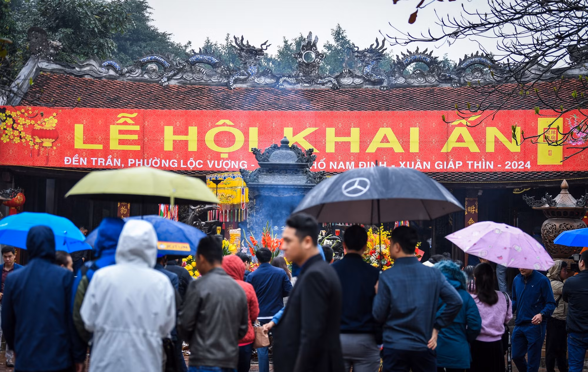 [Ảnh] Du khách đội mưa tới đền Trần Nam Định trước giờ khai ấn