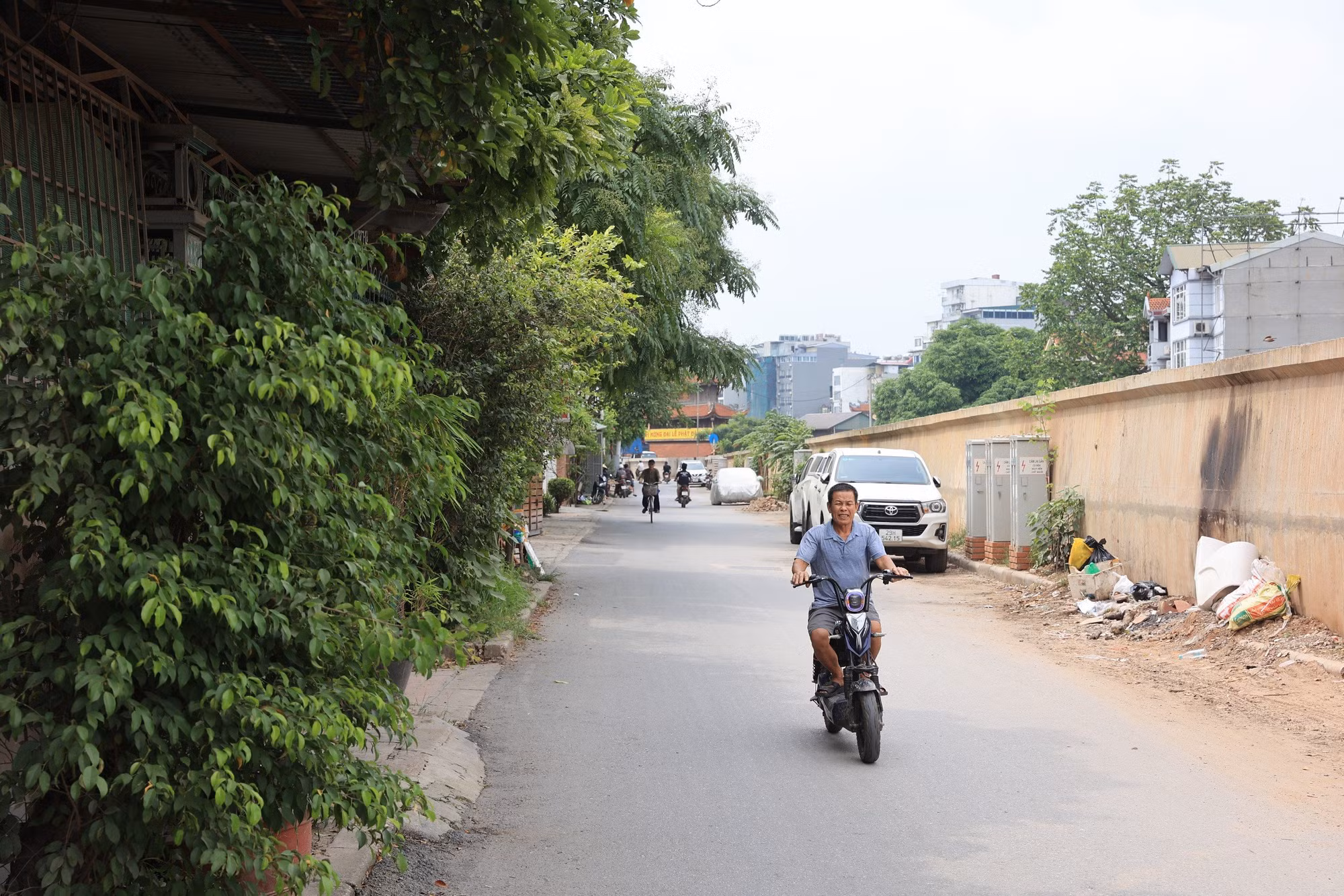 Người dân sinh sống ở khu vực này rất mong dự án sớm hoàn thiện và đưa vào hoạt động sau 4 năm sống trong cảnh bụi bặm...
