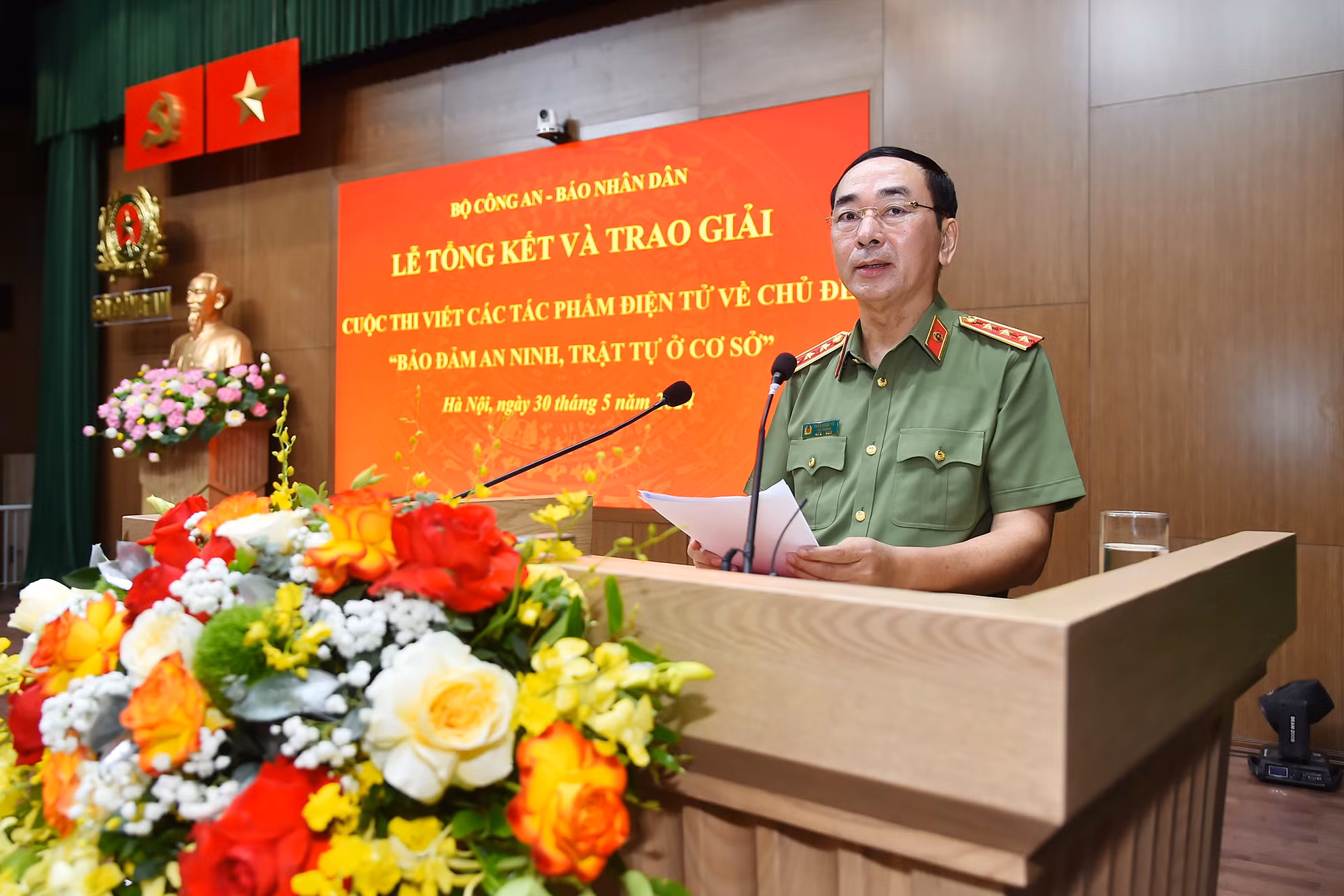 Thượng tướng Trần Quốc Tỏ, Phó Bí thư Đảng ủy Công an Trung ương, Thứ trưởng điều hành hoạt động của Bộ Công an, Trưởng Ban Tổ chức cuộc thi phát biểu tại sự kiện. (Ảnh: THỦY NGUYÊN)