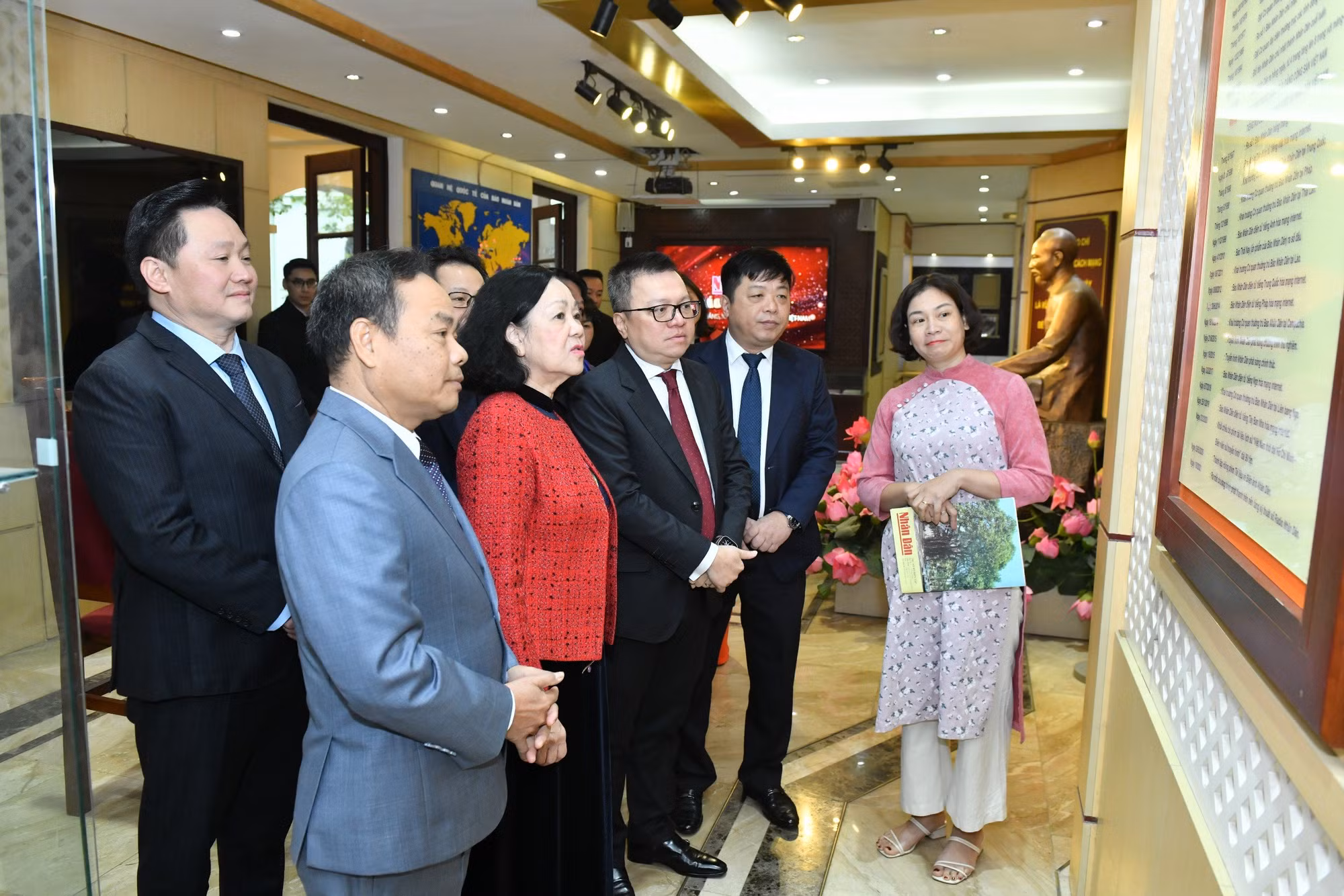 Đồng chí Trương Thị Mai tham quan nhà truyền thống của Báo Nhân Dân. Đồng chí Trương Thị Mai tham quan nhà truyền thống của Báo Nhân Dân.