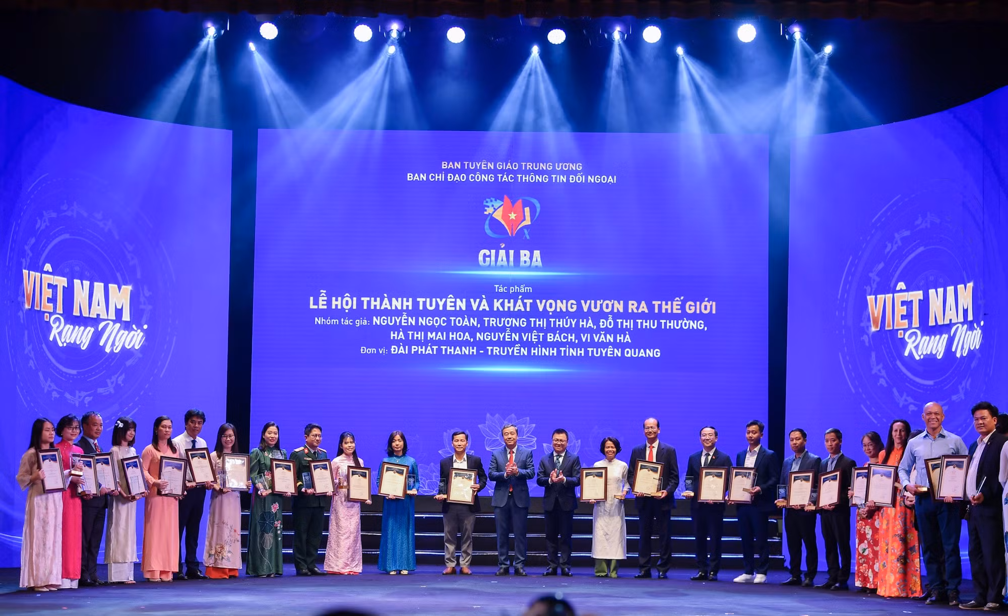 Các đồng chí Ủy viên Trung ương Đảng: Lê Quốc Minh, Tổng Biên tập Báo Nhân Dân, Phó Trưởng Ban Tuyên giáo Trung ương, Chủ tịch Hội Nhà báo Việt Nam; Ngô Đông Hải, Phó Trưởng Ban Tuyên giáo Trung ương trao giải Ba cho các tác giả/nhóm tác giả. Các đồng chí Ủy viên Trung ương Đảng: Lê Quốc Minh, Tổng Biên tập Báo Nhân Dân, Phó Trưởng Ban Tuyên giáo Trung ương, Chủ tịch Hội Nhà báo Việt Nam; Ngô Đông Hải, Phó Trưởng Ban Tuyên giáo Trung ương trao giải Ba cho các tác giả/nhóm tác giả.