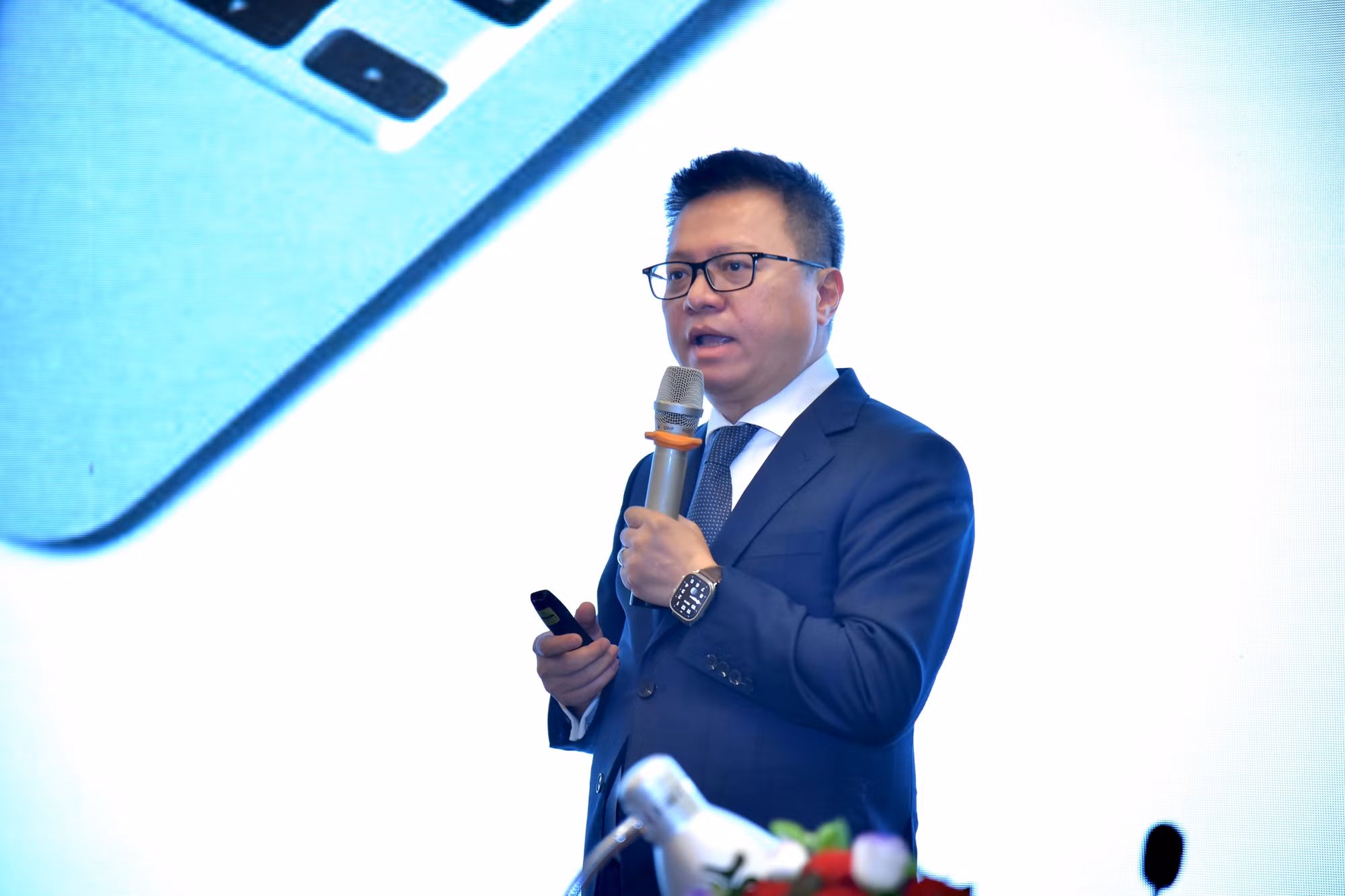 Theo nhà báo Lê Quốc Minh, đây chính là những xu hướng mà các cơ quan báo chí, truyền thông tại Việt Nam có thể tham khảo, thử nghiệm để tìm ra cách tạo thêm nguồn thu trong thời gian tới đây. Theo nhà báo Lê Quốc Minh, đây chính là những xu hướng mà các cơ quan báo chí, truyền thông tại Việt Nam có thể tham khảo, thử nghiệm để tìm ra cách tạo thêm nguồn thu trong thời gian tới đây.