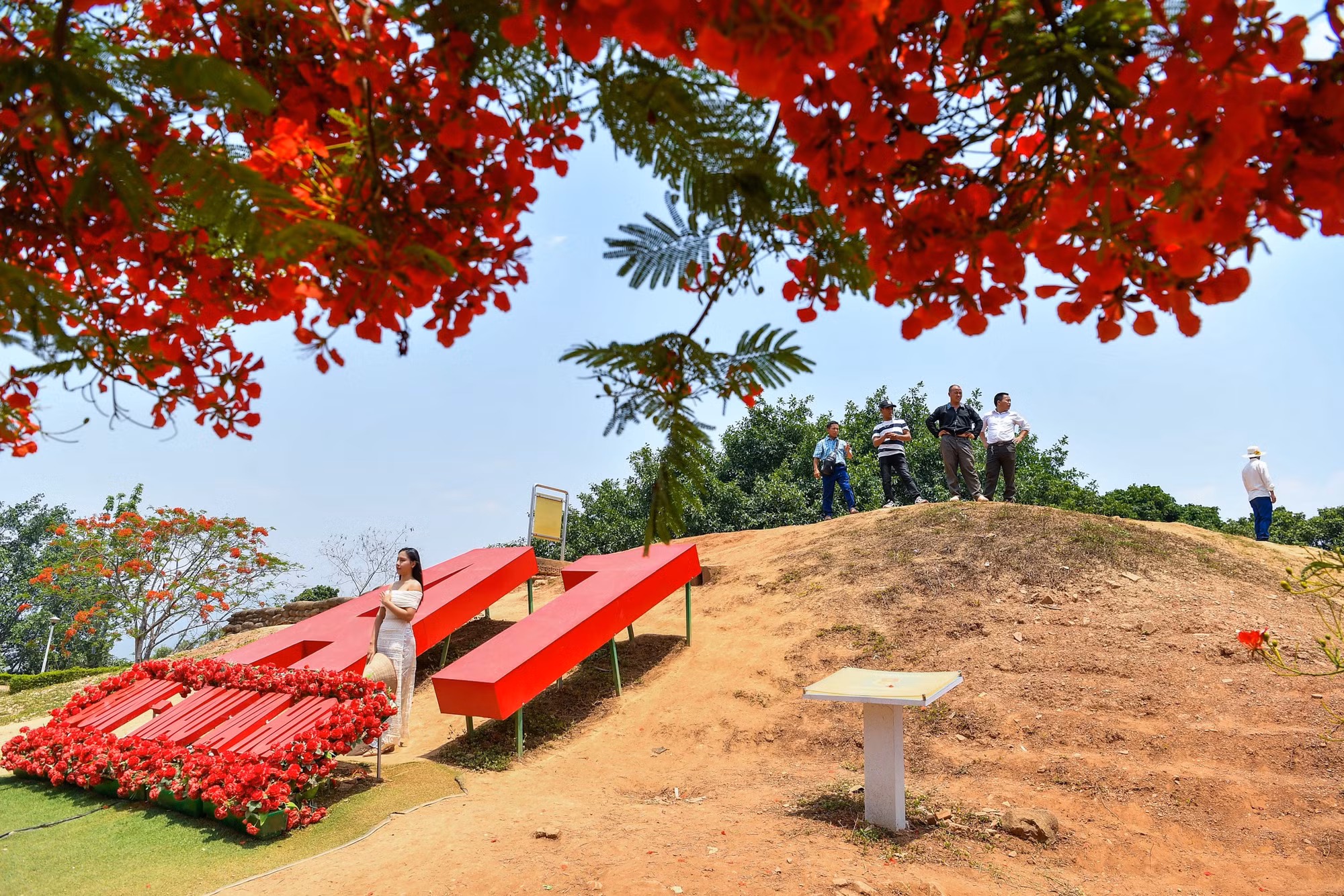 Mặc dù thời tiết oi nóng, nhưng lượng du khách tới đồi A1 vẫn rất đông. Mặc dù thời tiết oi nóng, nhưng lượng du khách tới đồi A1 vẫn rất đông.