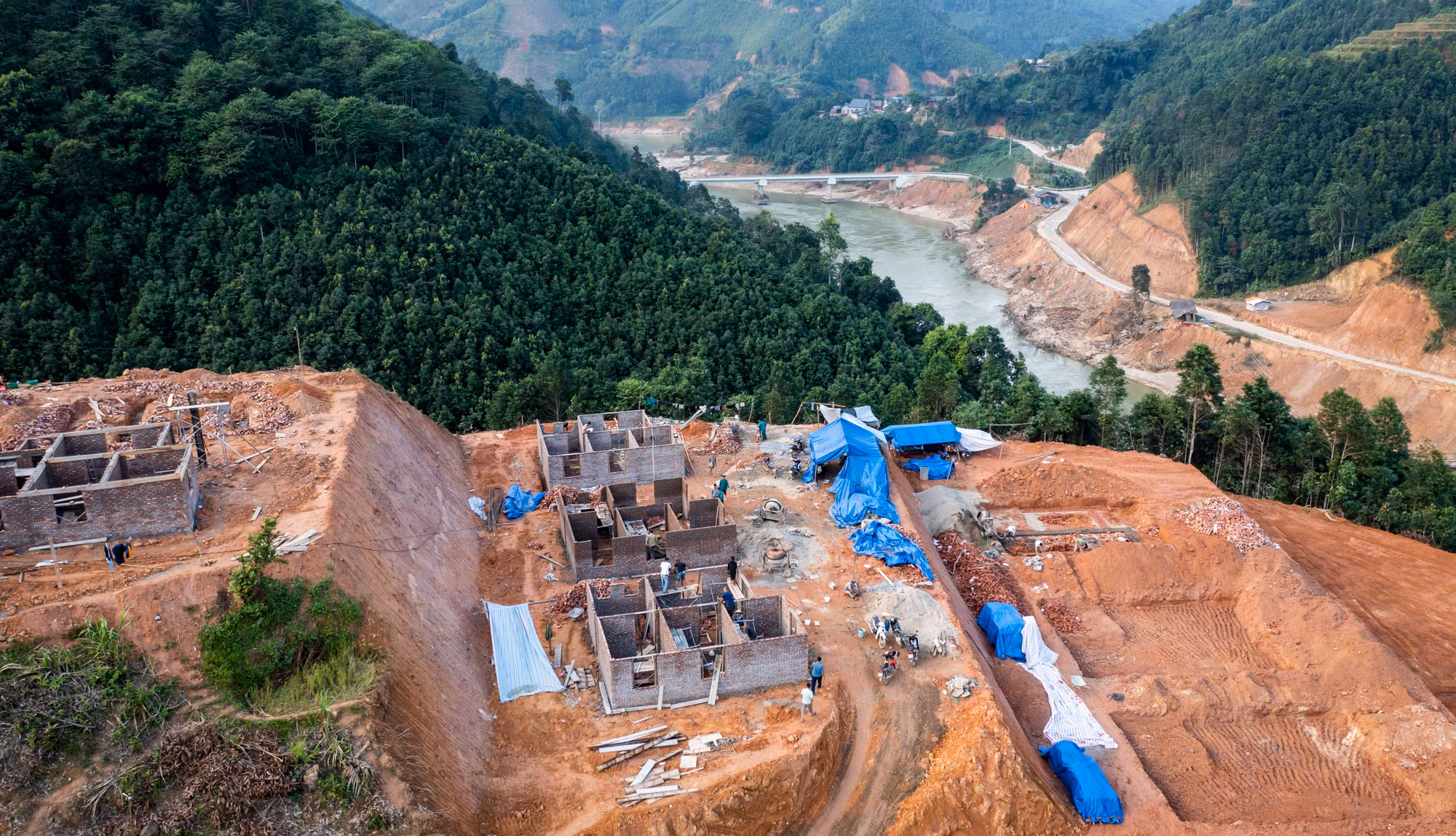Toàn bộ khu dân cư nằm trên một mỏm đồi cao, vì vậy để phù hợp với địa hình, nền móng 35 căn nhà được chia thành 8 mặt bằng, mỗi mặt bằng chênh lệch nhau từ 1-2m, mặt bằng cao nhất nằm ở độ cao 210m so với mực nước biển.