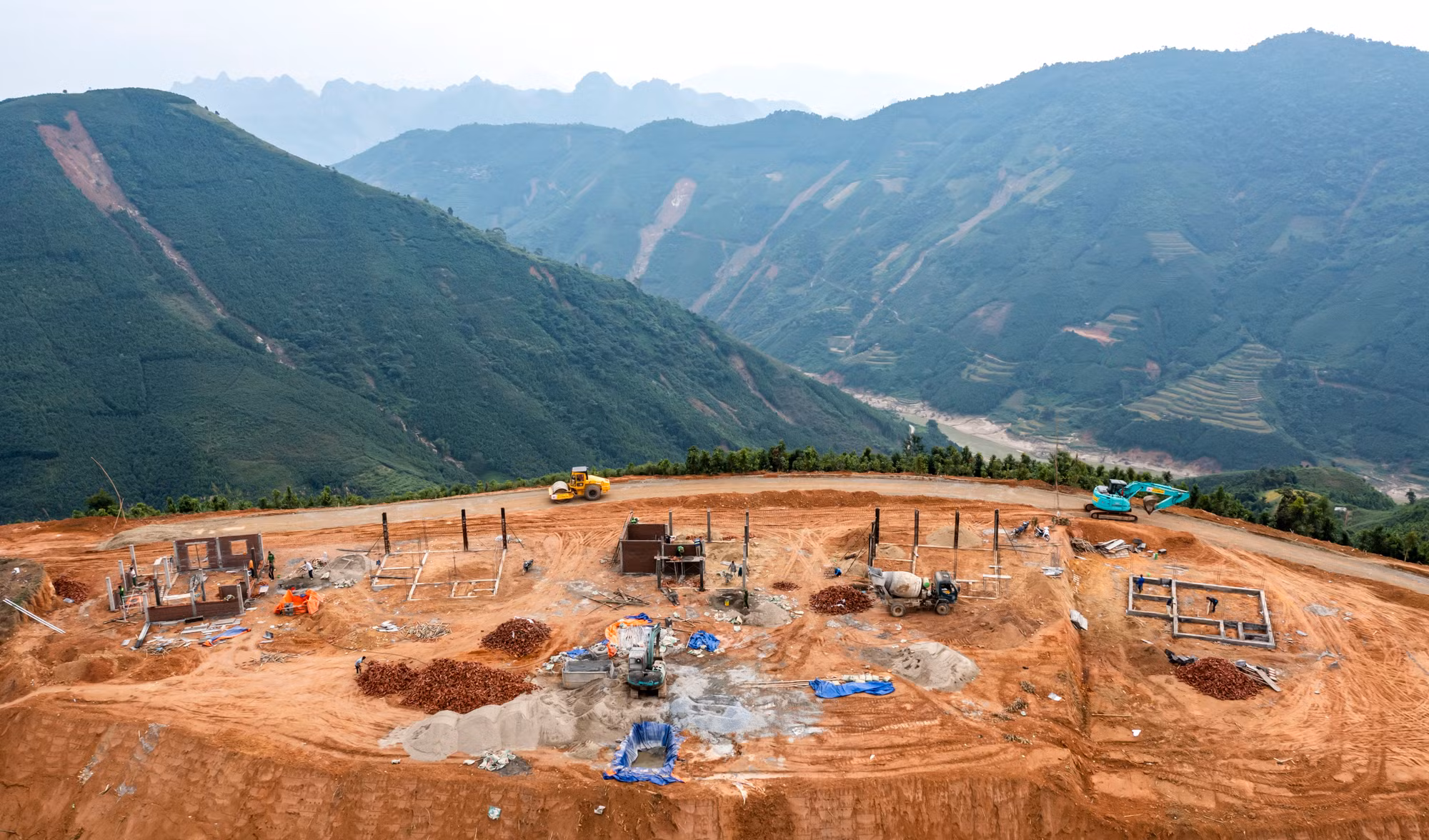 Đến nay, toàn bộ mặt bằng khu tái định cư (khoảng 8,5ha) đã cơ bản hoàn thiện. Đơn vị thi công đã đào xong hố móng 12/15 căn nhà, đổ xong móng, cột 4 căn nhà và đang xây tường 4 căn nhà.