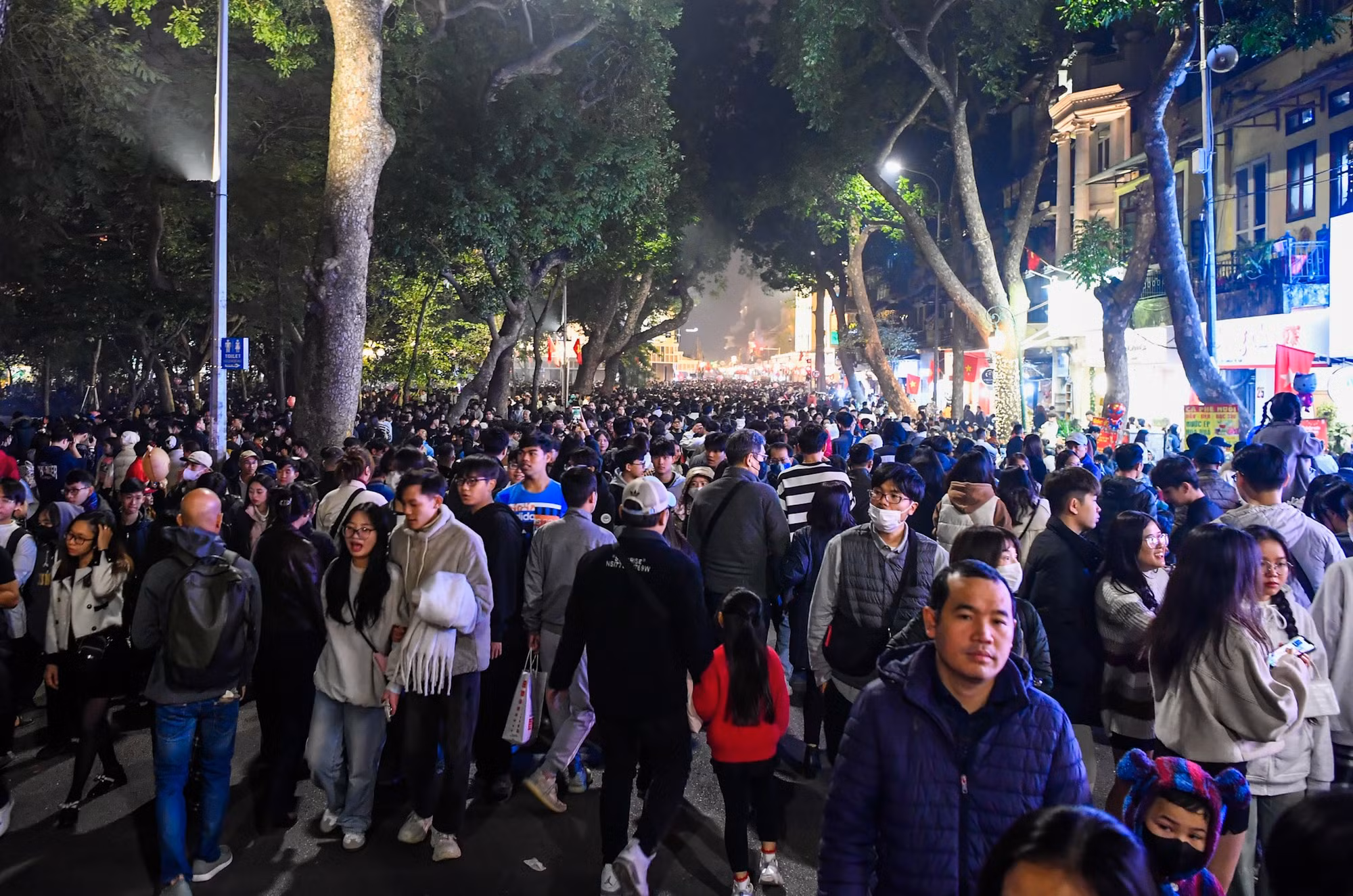 Năm nay Thủ đô Hà Nội có 5 điểm bắn pháo hoa, trong đó có 2 điểm ở quận Hoàn Kiếm (trước trụ sở báo Hà Nội mới và trước Bưu điện Hà Nội - điểm bắn trong hình), 1 điểm tại khuôn viên đường đua F1 (quận Nam Từ Liêm), 1 điểm tại hồ Văn Quán (Hà Đông), 1 điểm tại Thành cổ Sơn Tây (Sơn Tây) và 1 điểm tại Trung tâm Thể dục thể thao huyện Đông Anh. Năm nay Thủ đô Hà Nội có 5 điểm bắn pháo hoa, trong đó có 2 điểm ở quận Hoàn Kiếm (trước trụ sở báo Hà Nội mới và trước Bưu điện Hà Nội - điểm bắn trong hình), 1 điểm tại khuôn viên đường đua F1 (quận Nam Từ Liêm), 1 điểm tại hồ Văn Quán (Hà Đông), 1 điểm tại Thành cổ Sơn Tây (Sơn Tây) và 1 điểm tại Trung tâm Thể dục thể thao huyện Đông Anh.