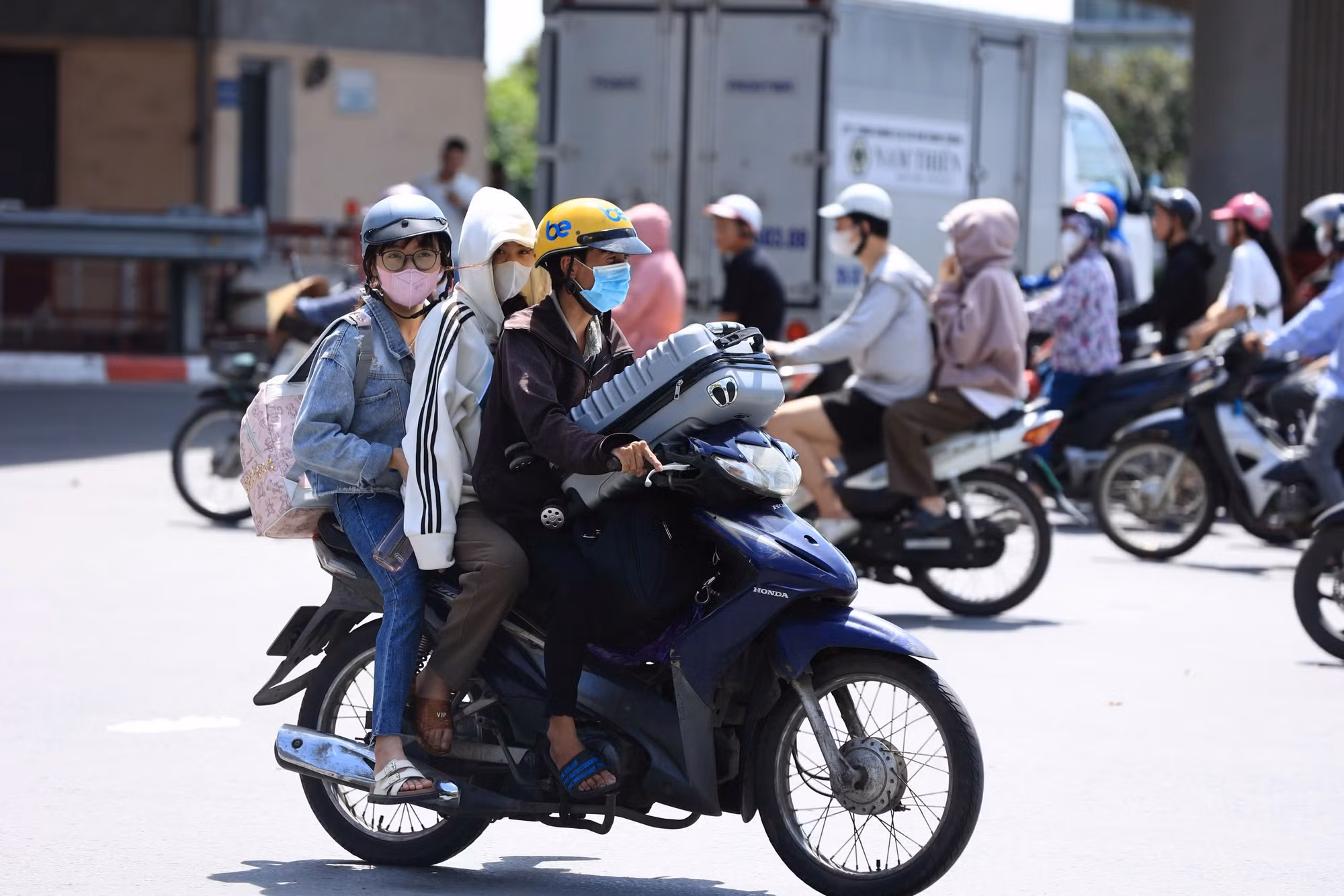 Nhiều phương tiện thậm chí chở quá người quy định.