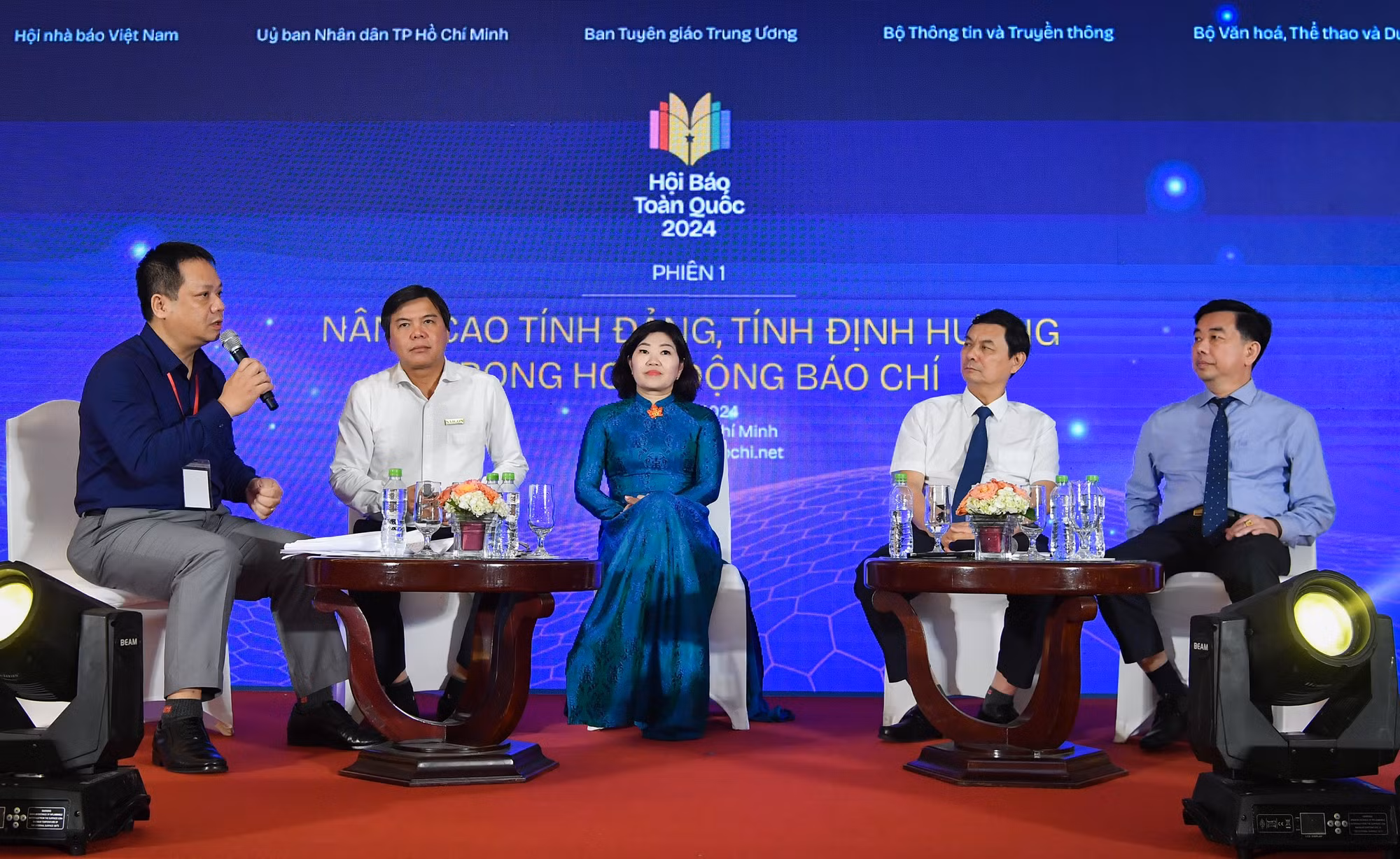 Các diễn giả tham gia phần thảo luận, hỏi đáp.