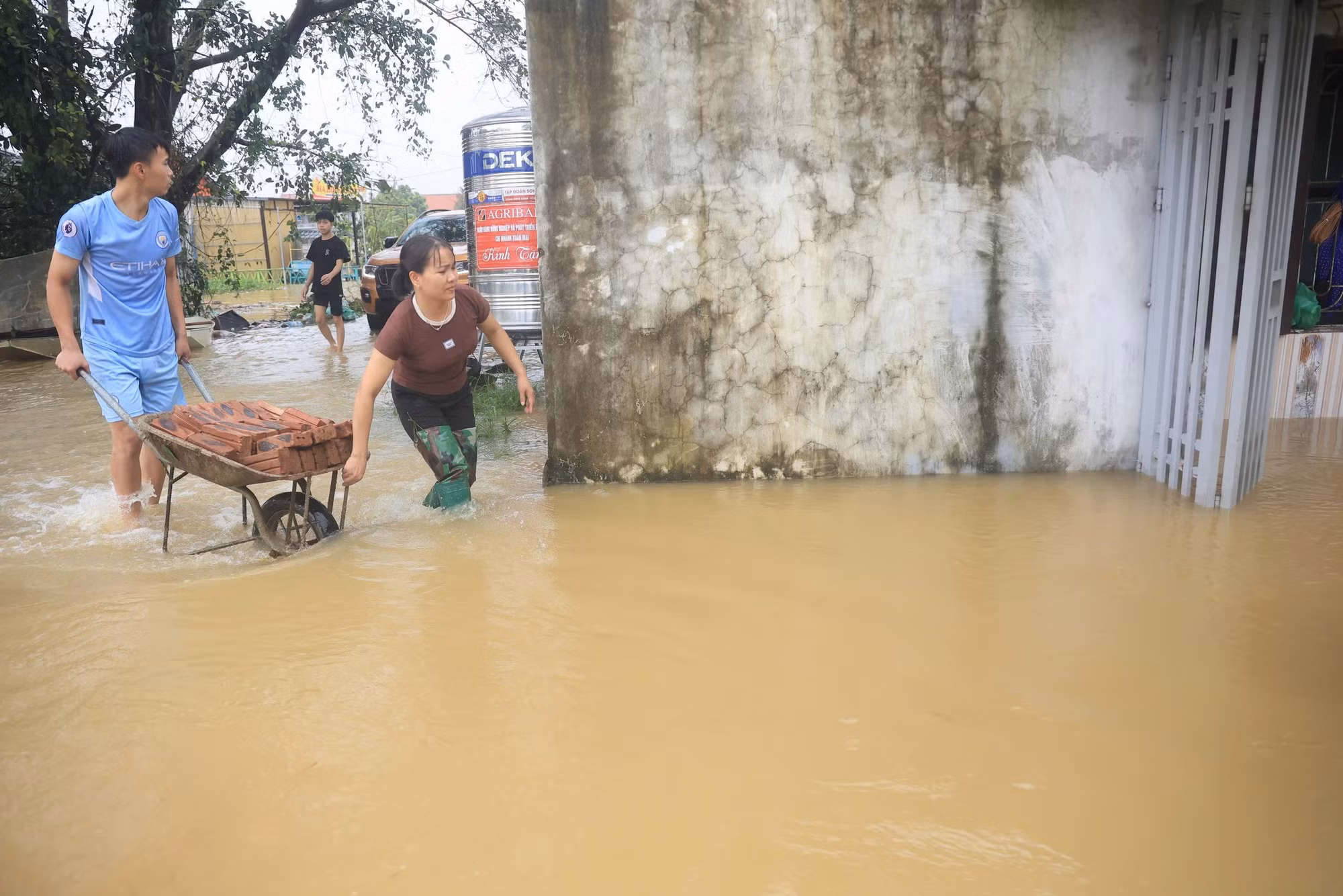 Người dân tranh thủ vận chuyển gạch vào nhà để kê cao đồ đạc. Người dân tranh thủ vận chuyển gạch vào nhà để kê cao đồ đạc.