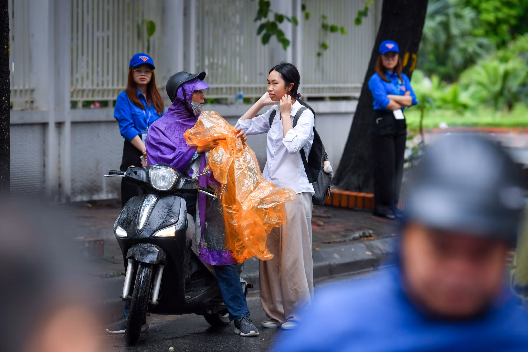 Sáng nay, 27/6, hơn 1 triệu thí sinh trên cả nước sẽ chính thức bước vào Kỳ thi tốt nghiệp trung học phổ thông năm 2024 với môn thi đầu tiên, môn Ngữ văn, theo hình thức thi tự luận, thời gian làm bài là 120 phút. Đây là cũng là bài thi tự luận duy nhất của kỳ thi.