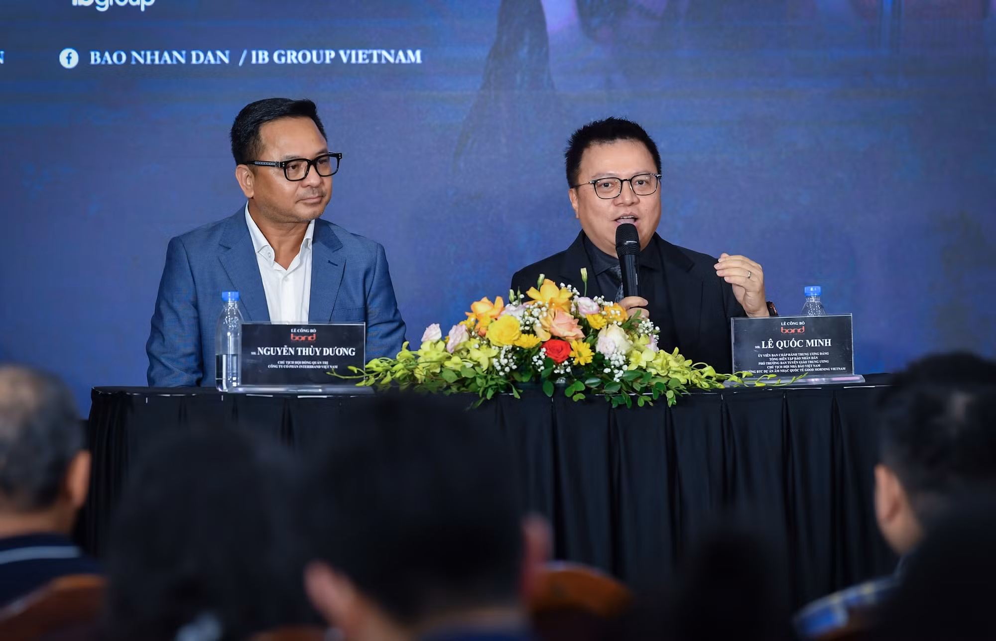 Tổng Biên tập Báo Nhân Dân Lê Quốc Minh trả lời câu hỏi của báo chí tại lễ công bố sự kiện.