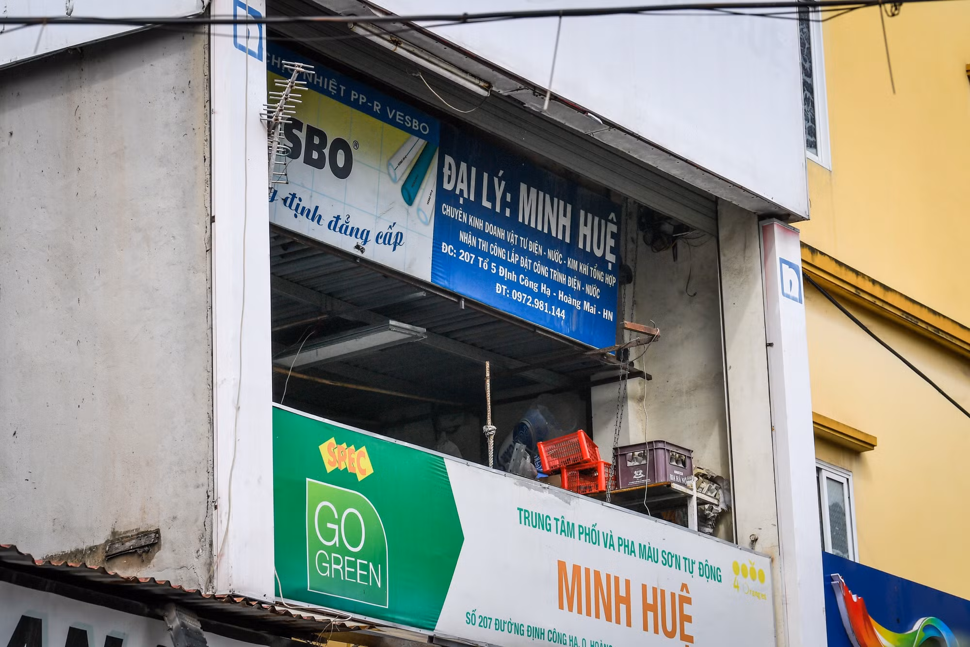 Phía trong nhà để rất nhiều hàng hóa, đồ đạc.