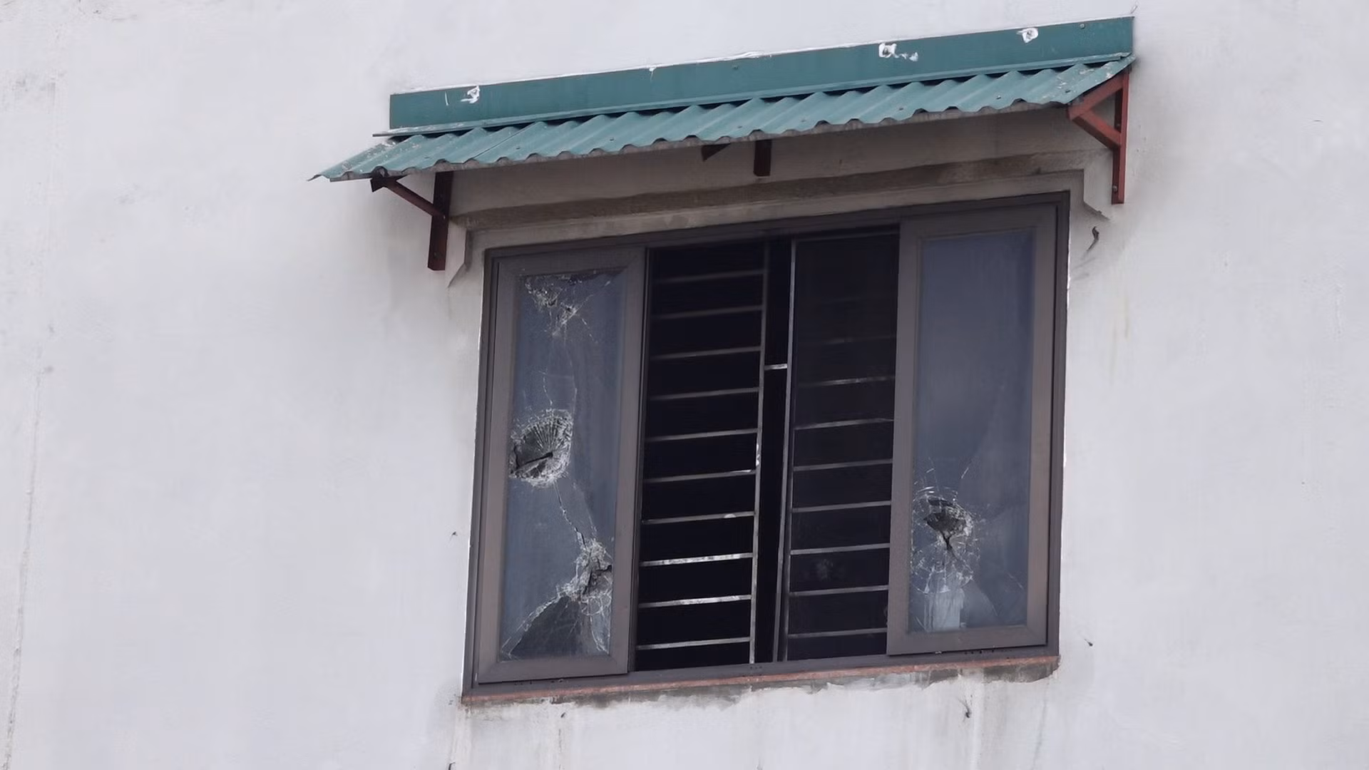 Trong vụ cháy tại Định Công Hạ, rất nhiều người cố gắng phá cửa tạo lối thoát nhưng bất thành. Cửa sổ gồm 3 lớp quá kiên cố khiến cho mọi nỗ lực của họ trở nên vô ích...