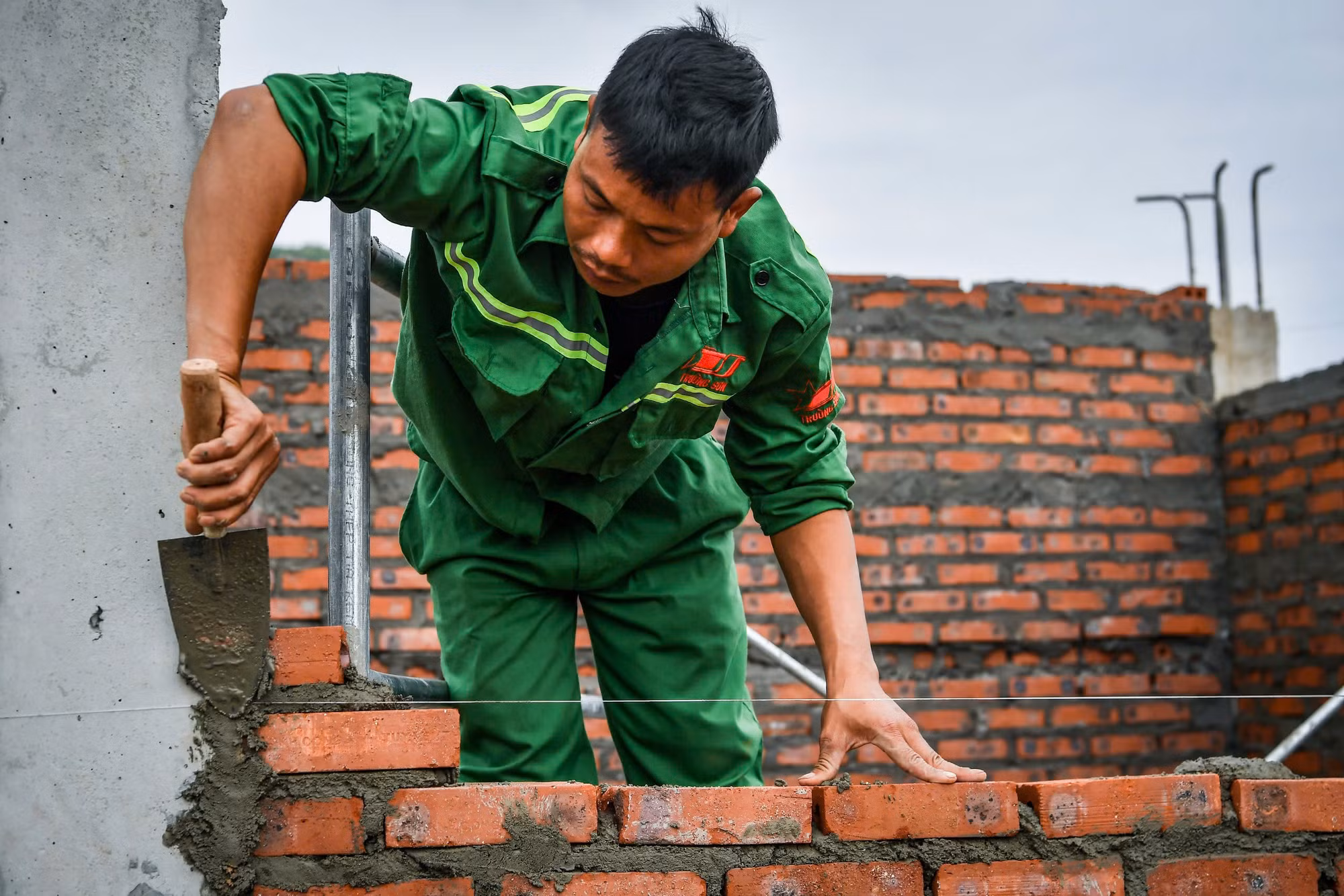 Để bảo đảm tiến độ, 85 kỹ sư, công nhân chia thành 5 tổ, mỗi tổ phụ trách thi công 2 căn nhà, thi công 3 ca liên tục ngày đêm.