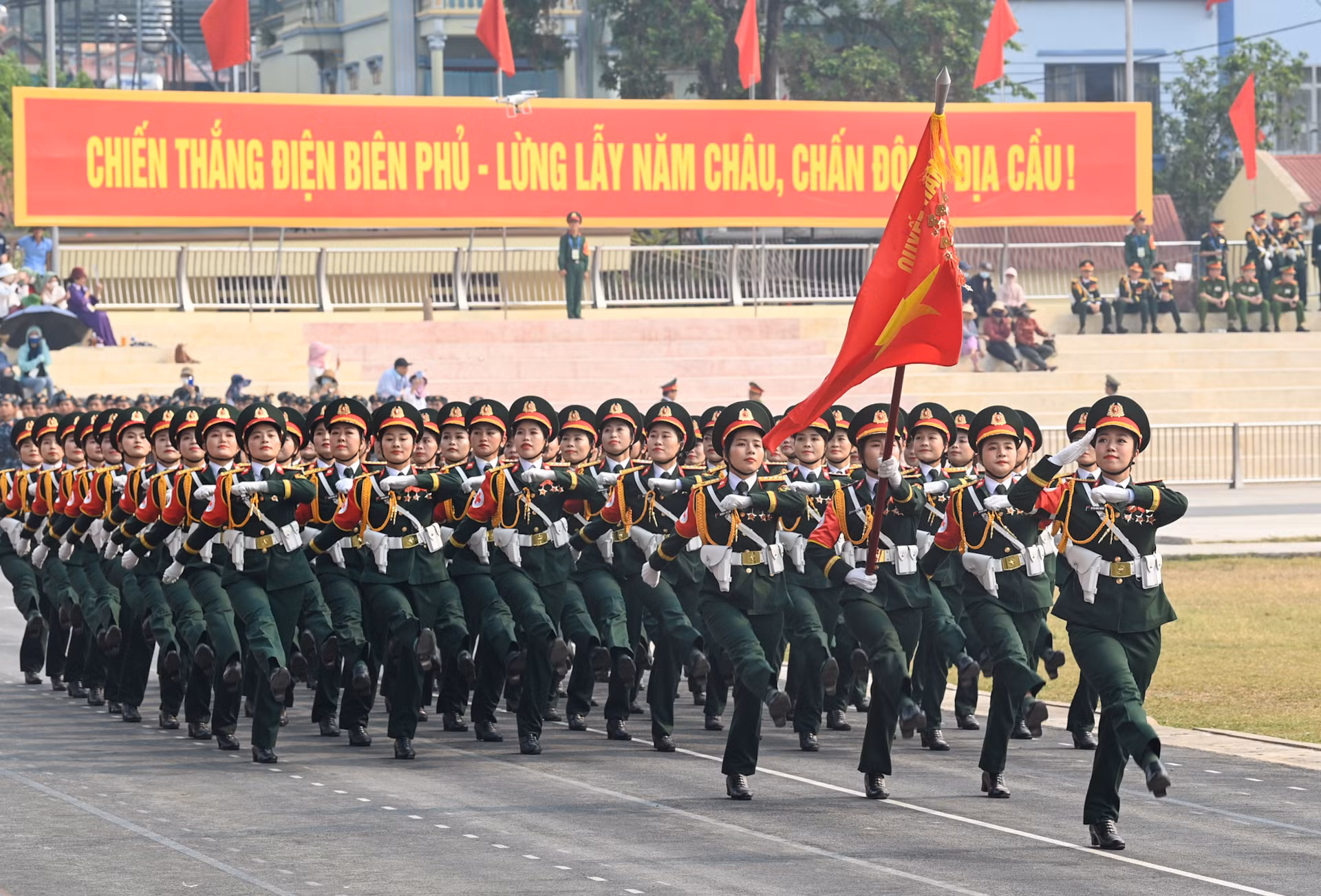 Khối nữ Quân y tham gia buổi Tổng duyệt diễu binh, diễu hành tại sân vận động tỉnh Điện Biên sáng 5/5.