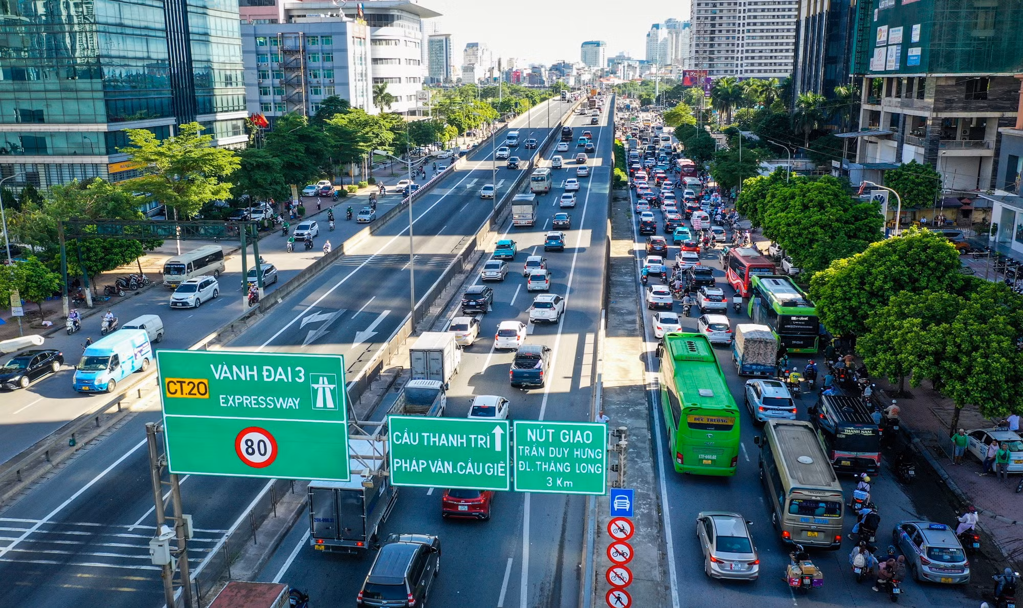 Theo ghi nhận của phóng viên, cuối giờ tan tầm chiều 30/8, các phương tiện vẫn có thể di chuyển chậm theo hướng từ Phạm Văn Đồng - Thanh Xuân theo vành đai 3.