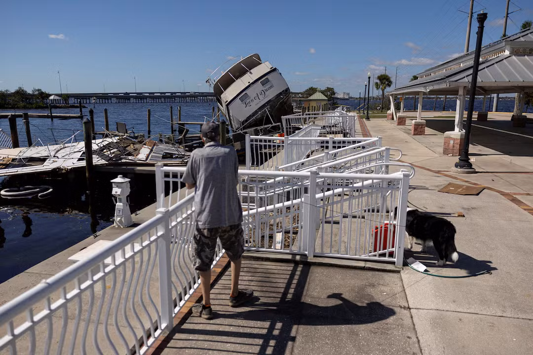 Một chiếc thuyền mắc kẹt trên bến cảng tại bang Florida sau bão Milton.