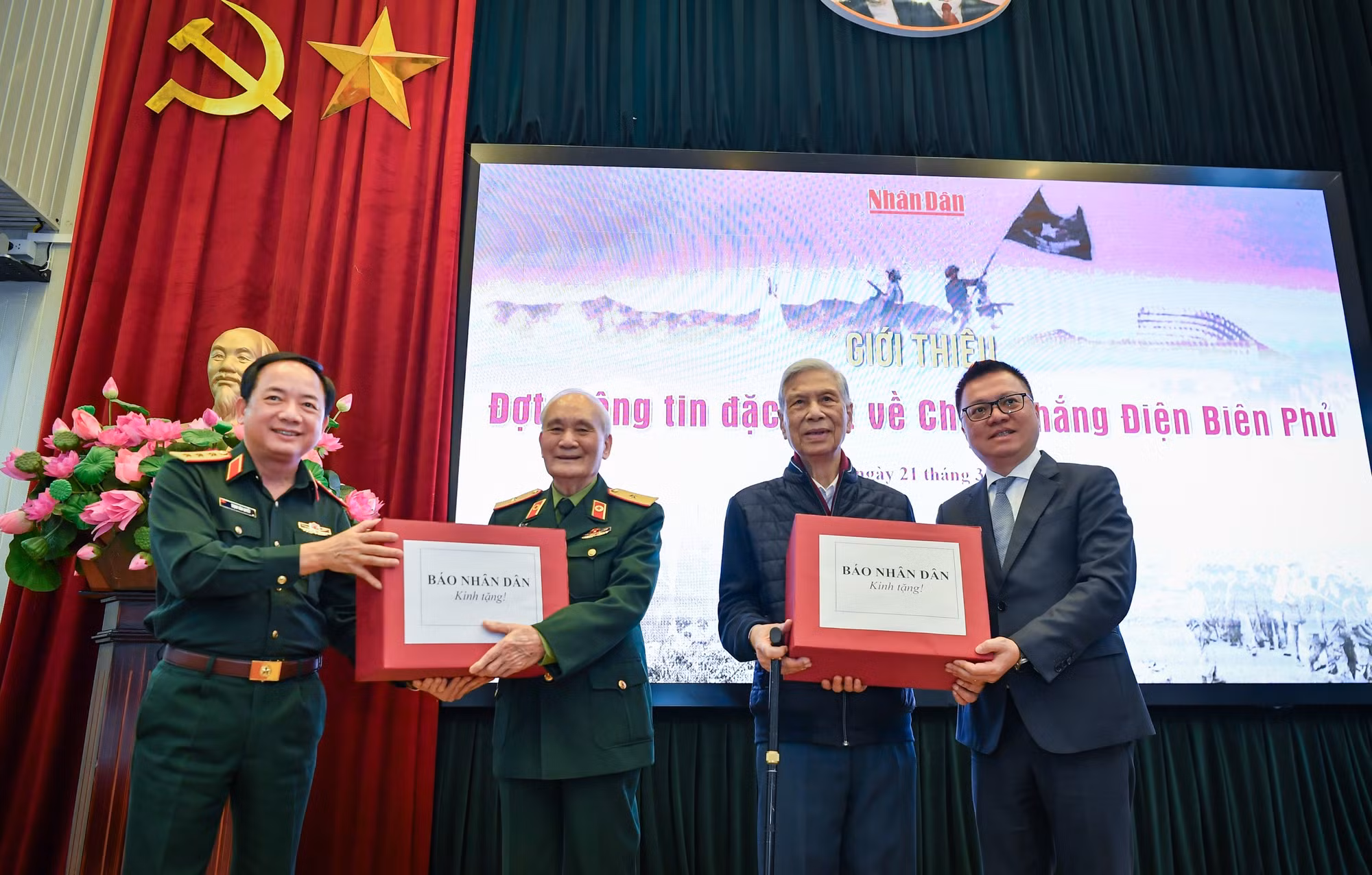 Trong khuôn khổ sự kiện, đồng chí Lê Quốc Minh, Tổng Biên tập Báo Nhân Dân và đồng chí Trịnh Văn Quyết, Phó Chủ nhiệm Tổng cục Chính trị Quân đội nhân dân Việt Nam đã trao quà lưu niệm tặng các cựu chiến binh Điện Biên Phủ tham dự chương trình.