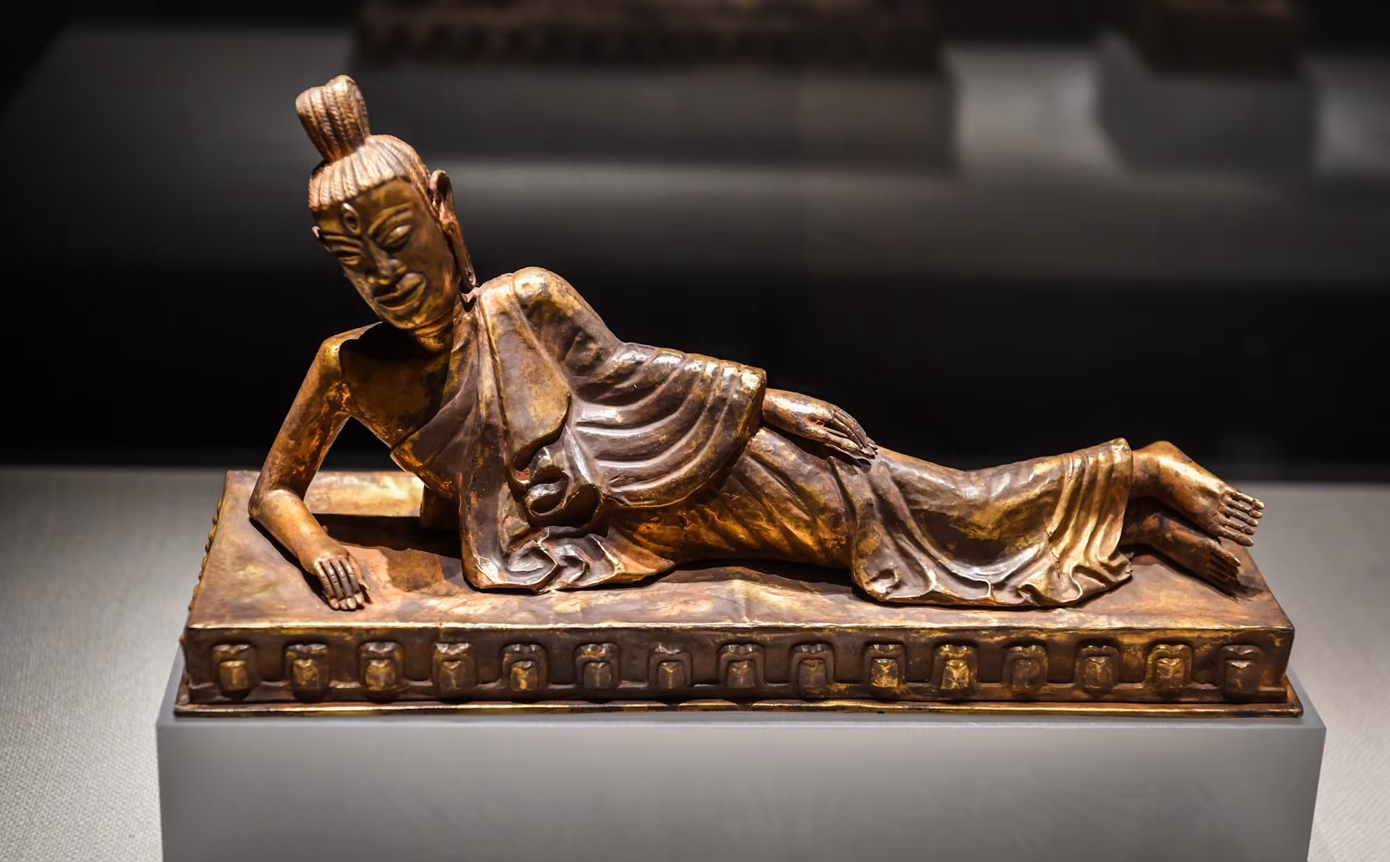 Thần Shiva là một trong các vị thần quan trọng của Ấn Độ giáo. Các thuộc tính biểu tượng chính của thần Shiva là con mắt thứ 3 trên trán, rắn Vasuki quanh cổ, trăng lưỡi liềm trang hoàng, sông thánh Ganga (sông Hằng) chảy từ mái tóc, với vũ khí là Trishula (đinh ba) và nhạc cụ là Damaru (trống lắc).