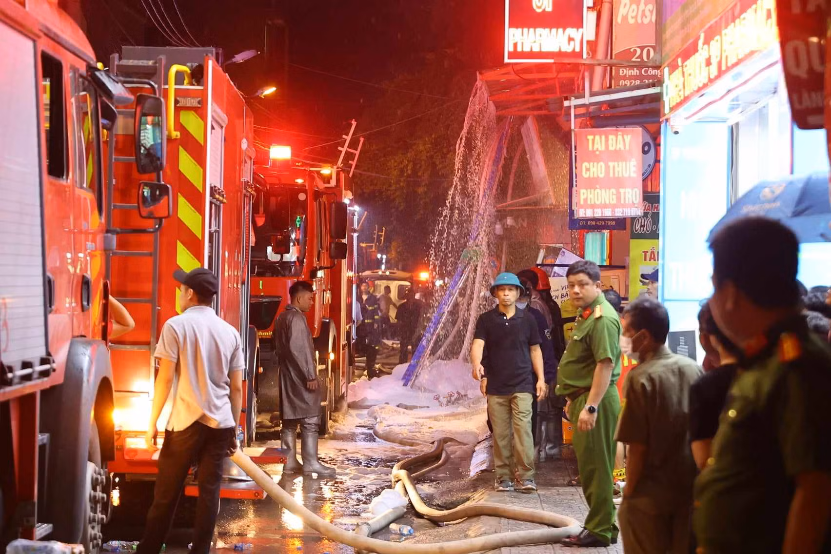 Báo cáo chính thức của Công an thành phố Hà Nội cho biết, đã có gần 100 cán bộ, chiến sĩ cảnh sát đã có mặt. Ngoài ra còn có 12 xe chữa cháy thuộc Đội Cảnh sát Phòng cháy, chữa cháy và cứu nạn, cứu hộ được điều động tới hiện trường. Toàn bộ khu vực phố Định Công Hạ cũng nhanh chóng được phong tỏa.
