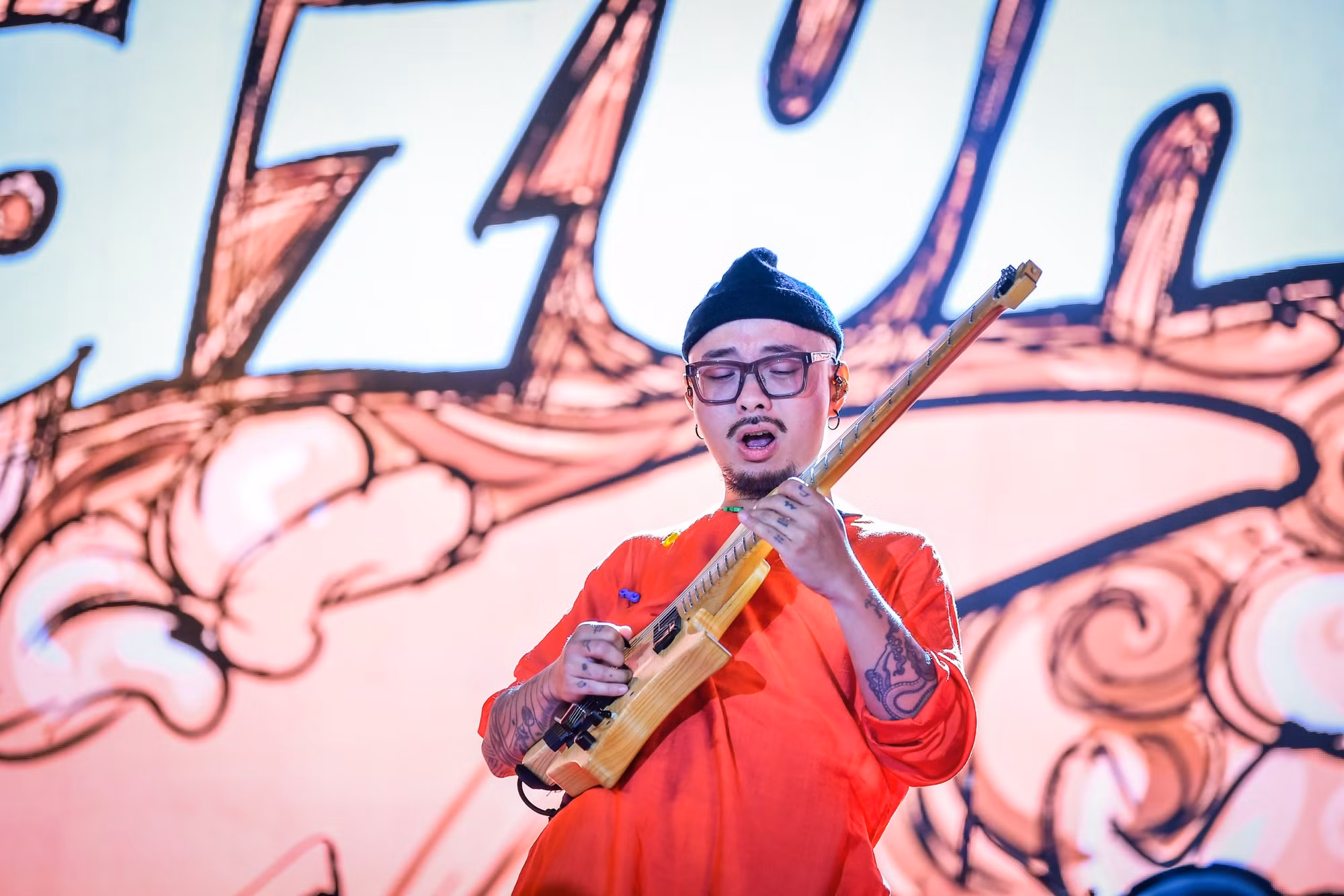 Rocker kỳ cựu Dzũng cháy trên sân khấu cùng thứ âm nhạc mạnh mẽ của riêng mình. Rocker kỳ cựu Dzũng cháy trên sân khấu cùng thứ âm nhạc mạnh mẽ của riêng mình.