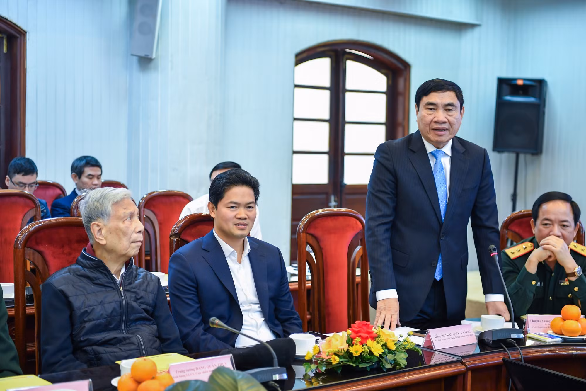 Đồng chí Trần Quốc Cường, Bí Thư Tỉnh ủy Điện Biên trao đổi với đại diện các cơ quan báo chí tại sự kiện.